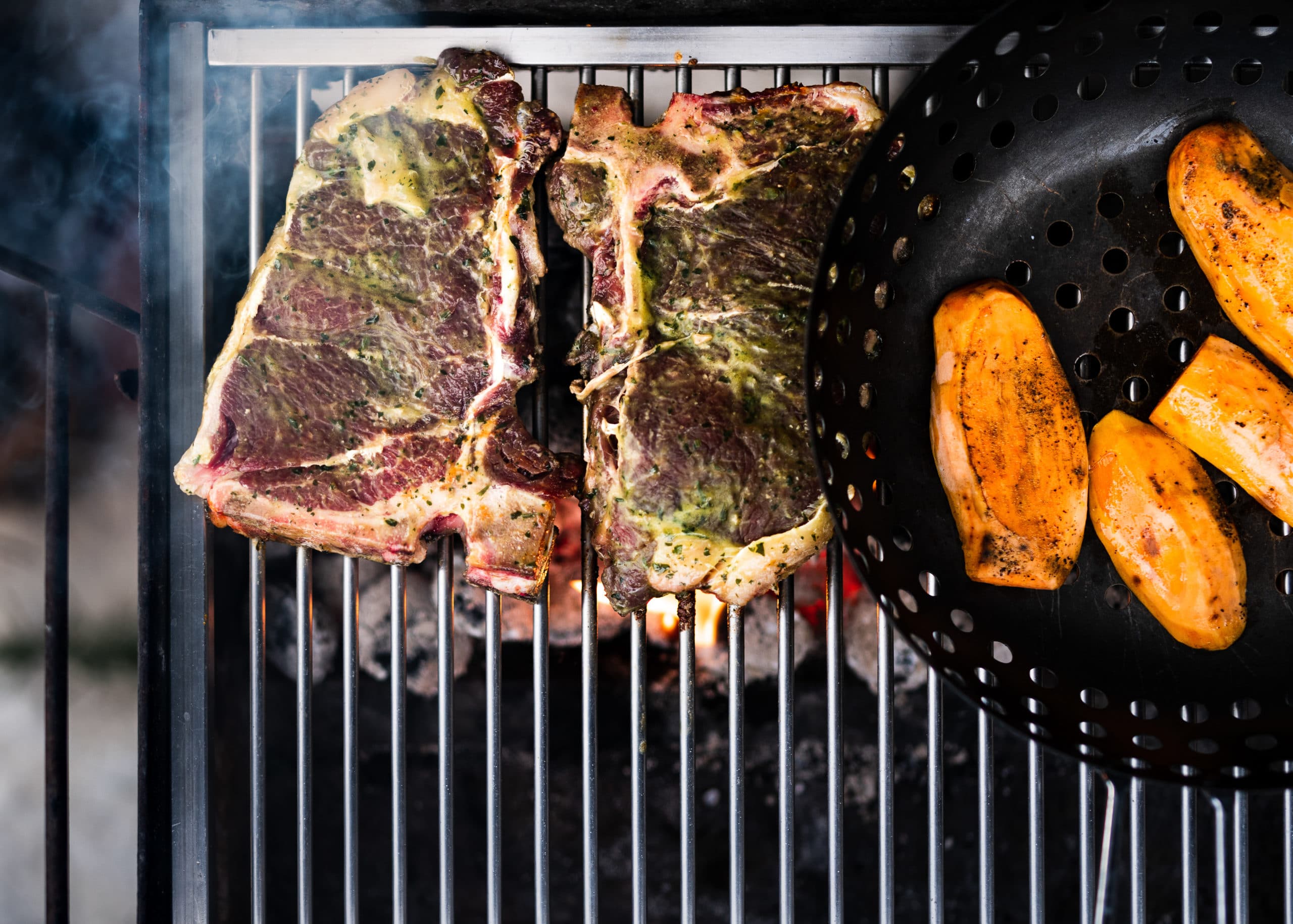 Lifestyle Food Aufnahme saftiger Steaks auf einem Holzkohle Grill BBQ | Fotograf in der Region Osnabrück Münster Bielefeld für Foodfotografie