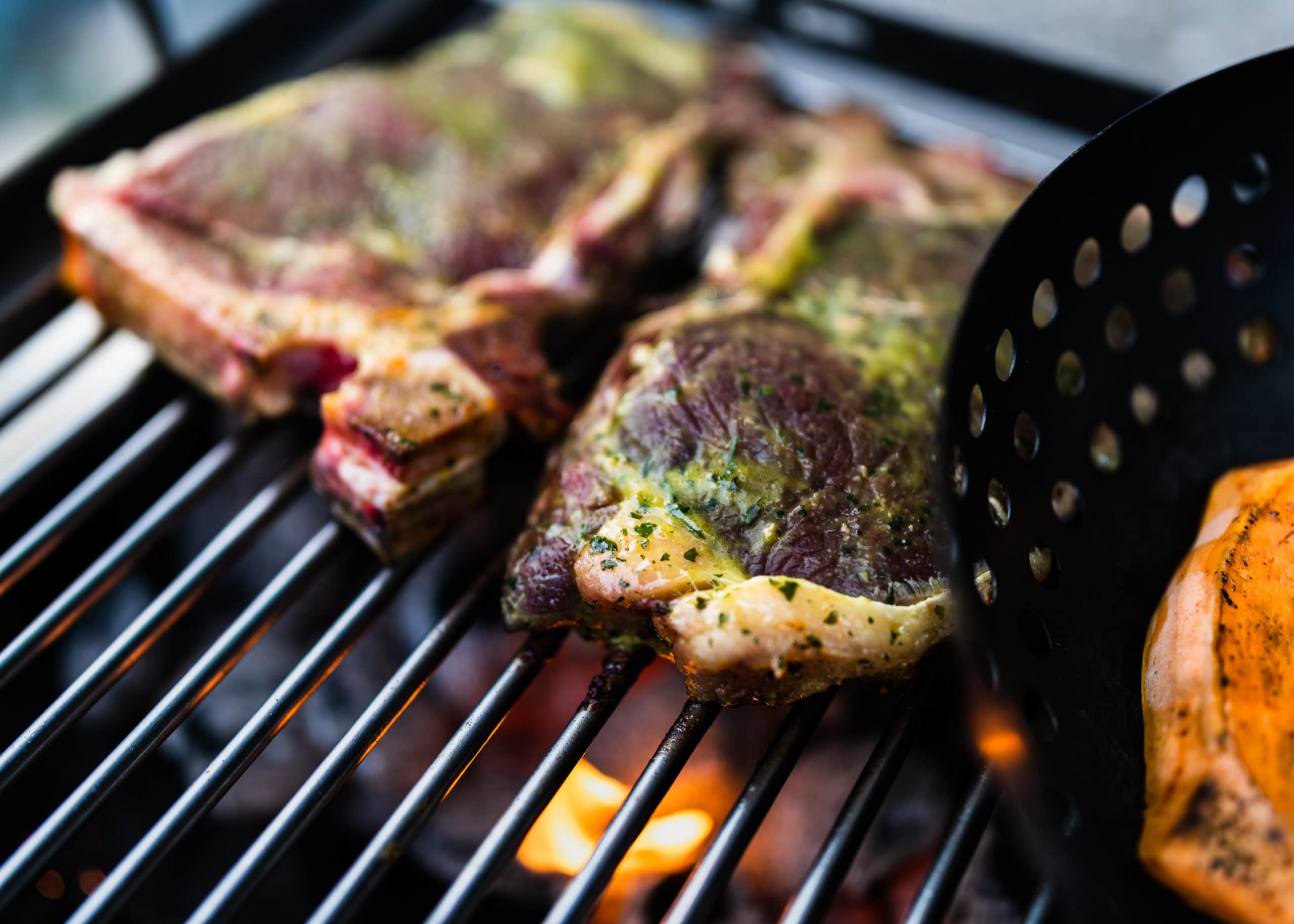 Lifestyle Food Aufnahme saftiger Steaks auf einem Holzkohle Grill BBQ im Detail | Fotograf in der Region Osnabrück Münster Bielefeld für Foodfotografie