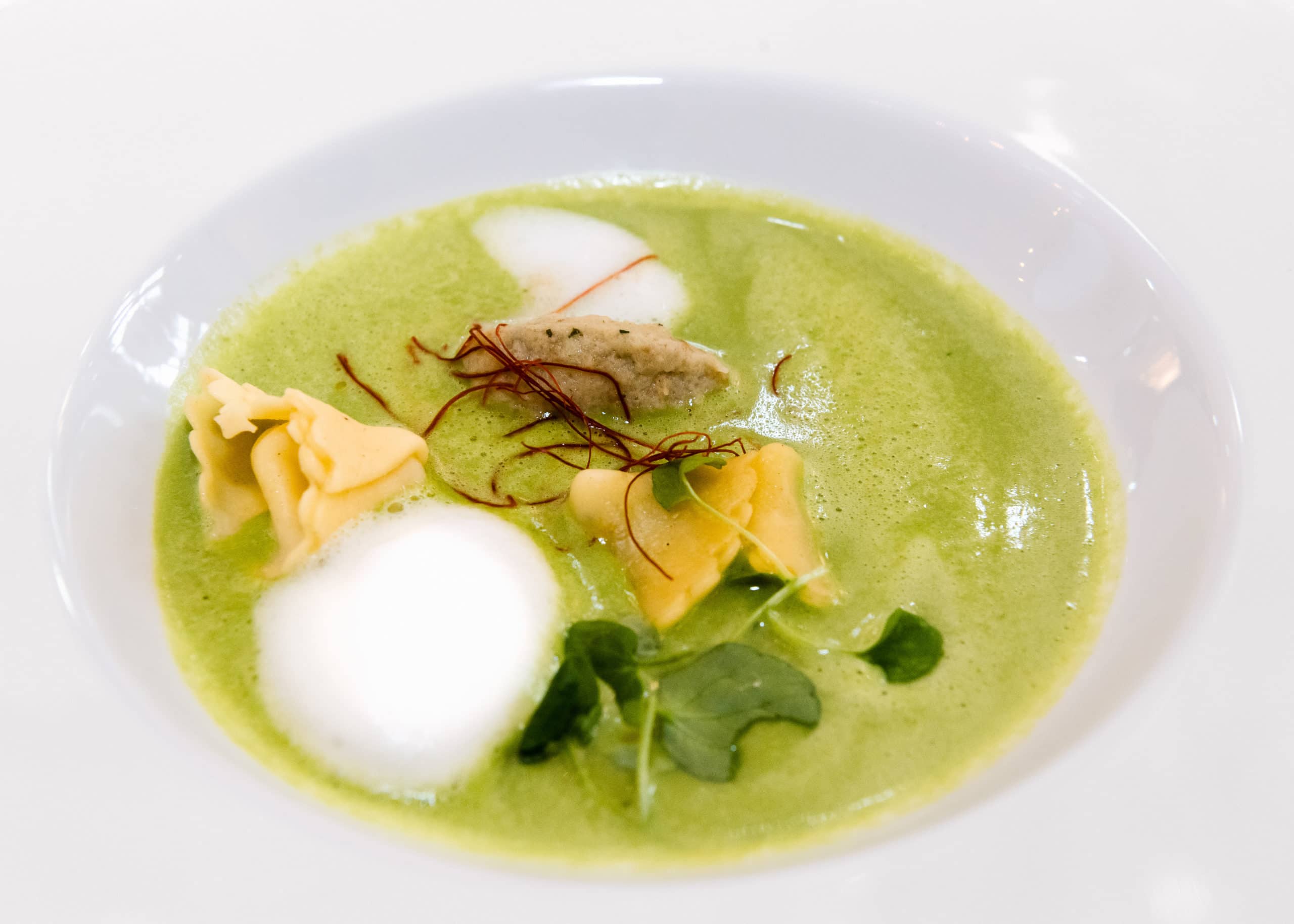 Food Aufnahme einer Suppe in einem Sterne Restaurant | Fotograf in der Region Osnabrück Münster Bielefeld für Foodfotografie