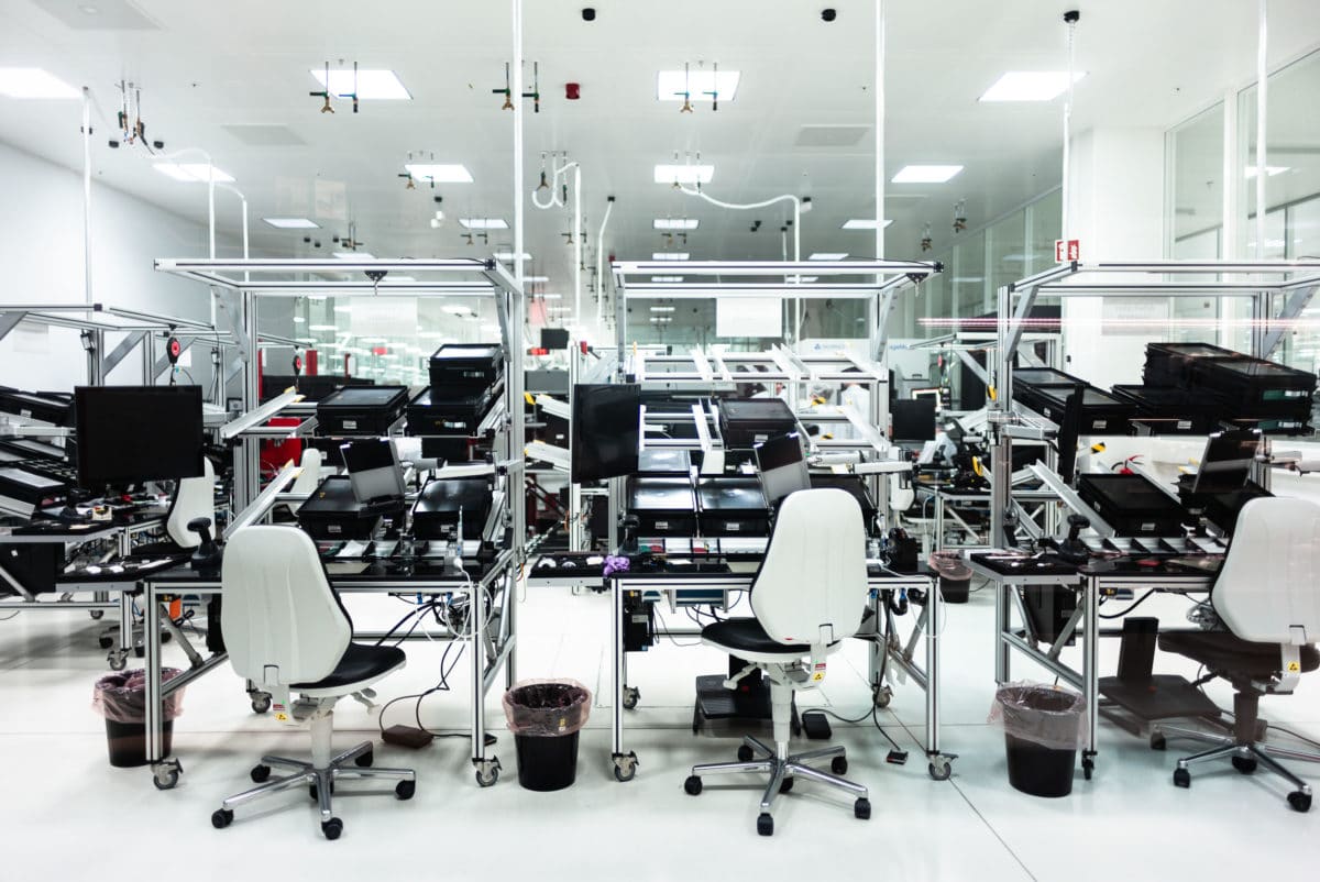 Beispiel Innenaufnahme einer Industriereportage mit technischen Arbeitsplätzen | Werbefotograf in der Region Osnabrück Münster Bielefeld für Industriefotografie