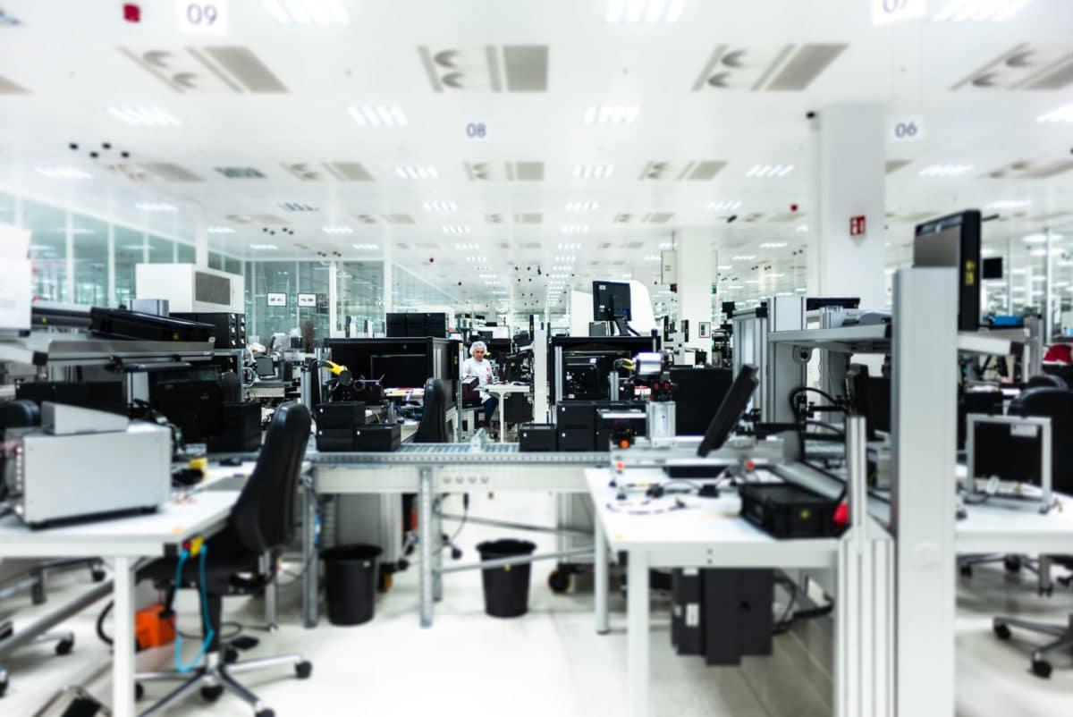 Beispiel Innenaufnahme einer Industriereportage mit technischen Arbeitsplätzen und Mitarbeiterin | Werbefotograf in der Region Osnabrück Münster Bielefeld für Industriefotografie