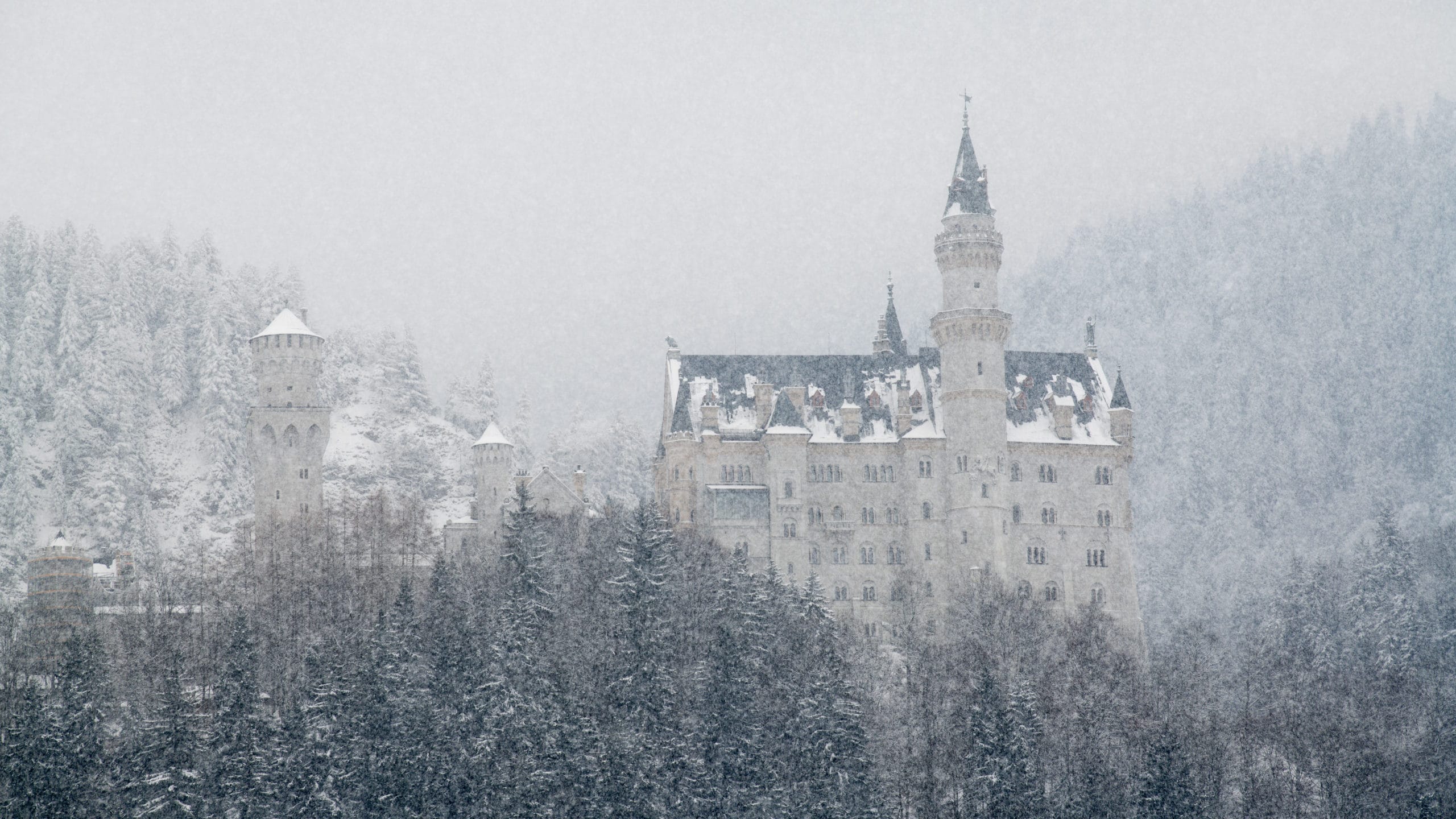 Verschneite winterliche Fotografie von Schloss Neuschwanstein im Allgäu | Werbefotograf für atemberaubende Luftaufnahmen in Osnabrück Münster Bielefeld NRW Niedersachsen und bundesweit