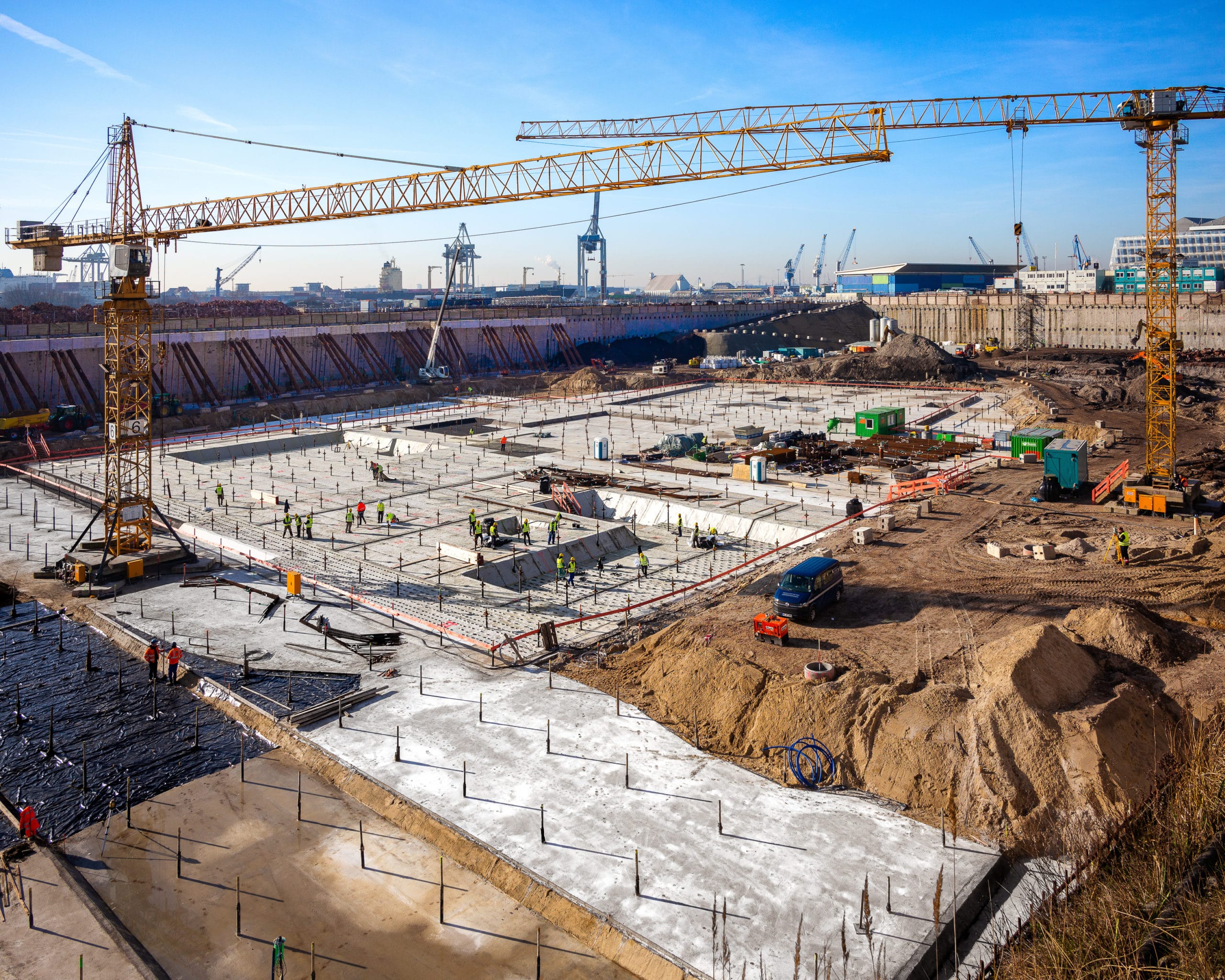 Industrie Fotografie einer Großbaustelle in Hamburg mit zwei Kränen | Fotograf in der Region Osnabrück Münster Bielefeld für Industriefotografie
