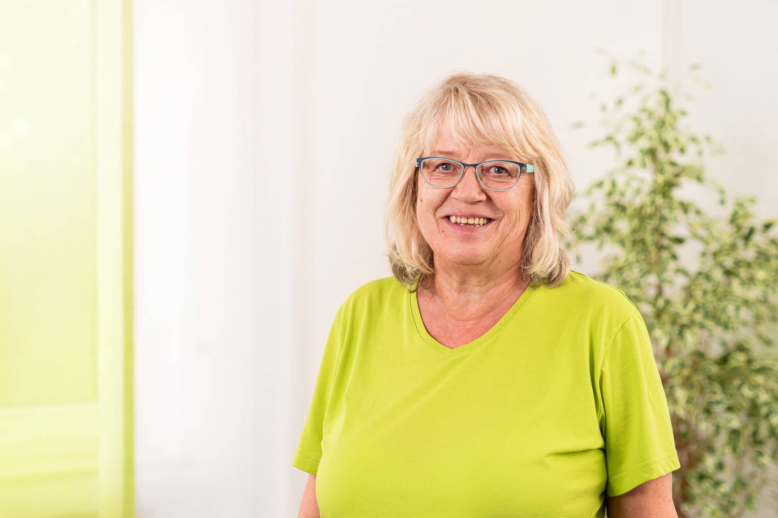 Freundliches Mitarbeiterfoto einer Angestellten eines Arztpraxis | Portraitfotograf in der Region Osnabrück Münster Bielefeld für Mitarbeiterfotografie