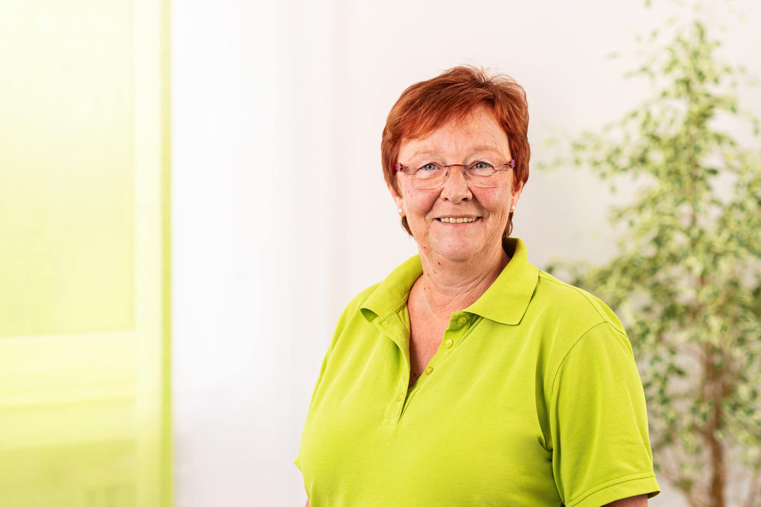 Freundliches Mitarbeiterfoto einer Angestellten eines Arztpraxis | Businessfotograf in der Region Osnabrück Münster Bielefeld für Mitarbeiterfotografie