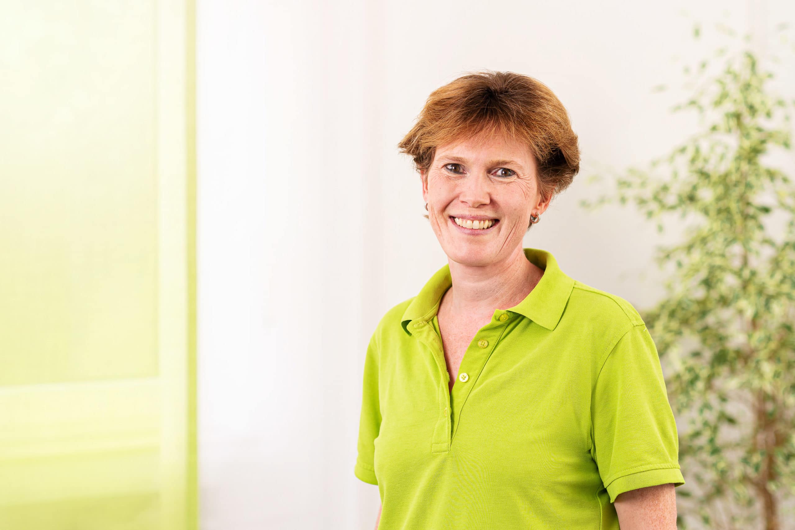 Freundliches Mitarbeiterfoto einer Angestellten eines Arztpraxis | Unternehmensfotograf in der Region Osnabrück Münster Bielefeld für Mitarbeiterfotografie