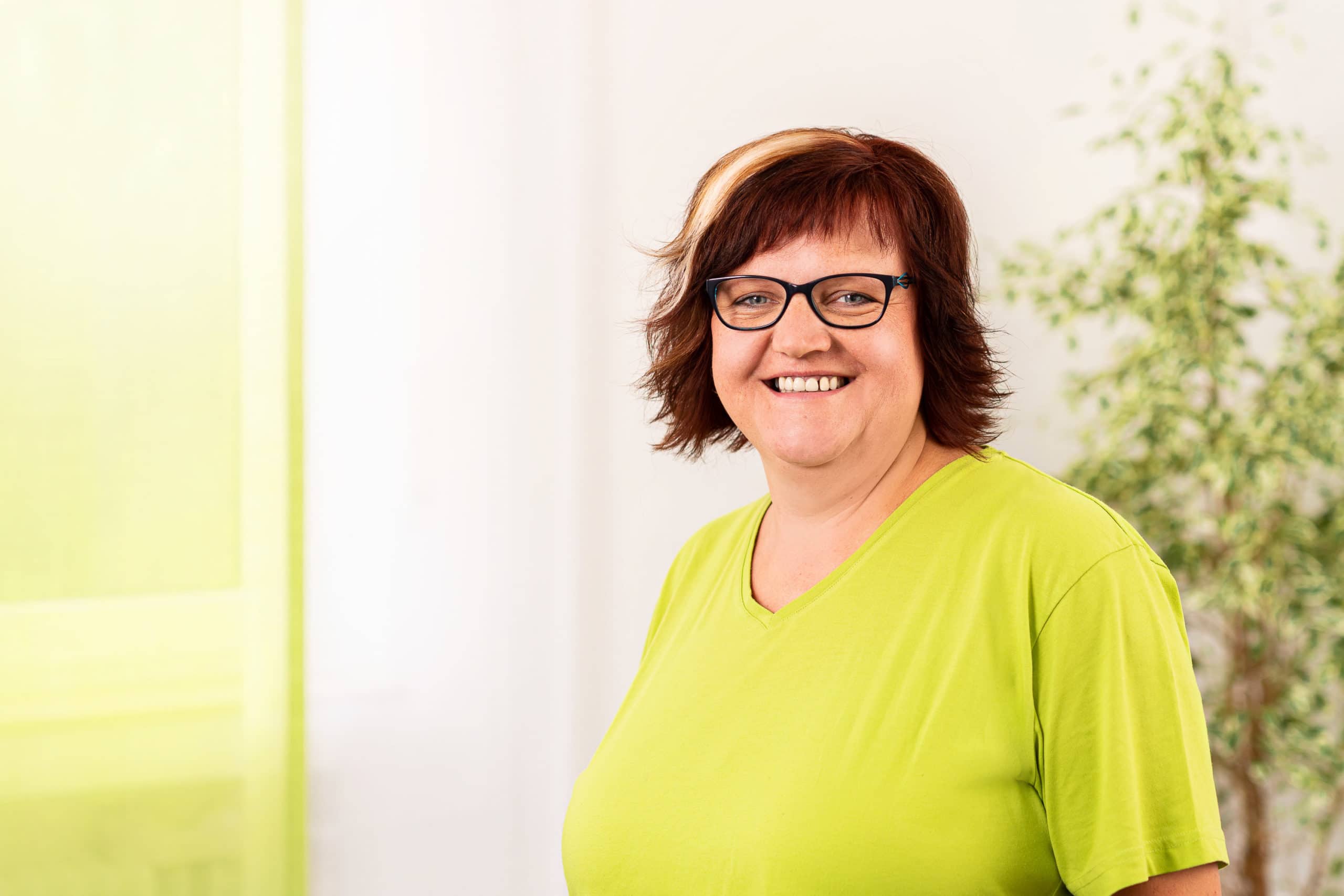 Freundliches Mitarbeiterfoto einer Angestellten eines Arztpraxis in Tecklenburg | Unternehmensfotograf in der Region Osnabrück Münster Bielefeld für Mitarbeiterfotografie