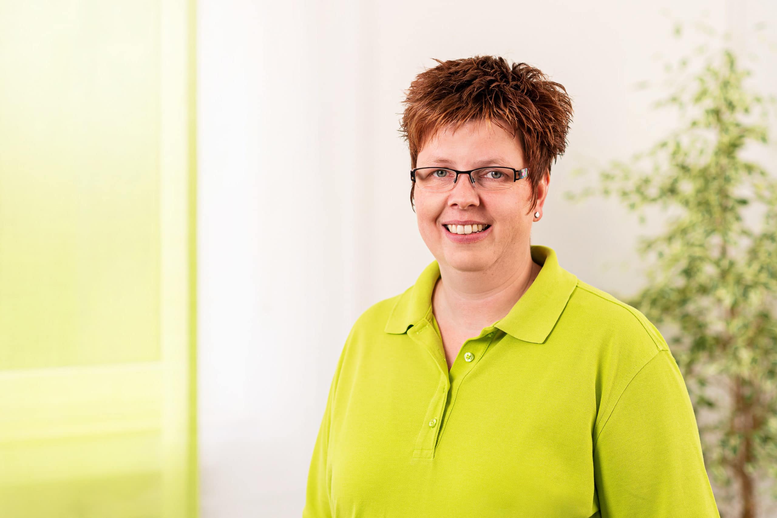 Freundliches Mitarbeiterfoto einer Angestellten eines Arztpraxis in Tecklenburg | Businessfotograf in der Region Osnabrück Münster Bielefeld für Mitarbeiterfotografie