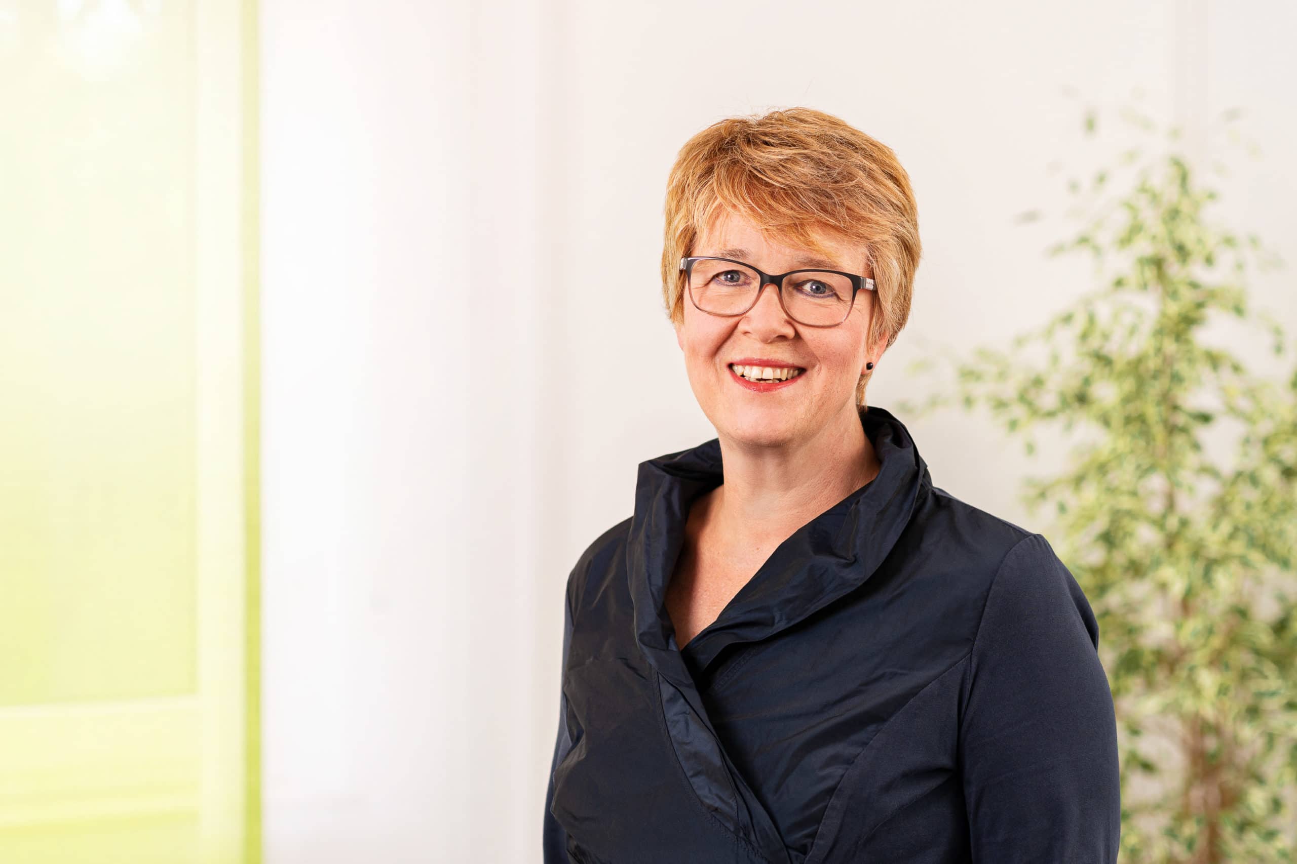 Sympathisches Businessportrait einer Ärztin und Inhaberin einer Arztpraxis im Teutoburger Wald | Portraitfotograf in der Region Osnabrück Münster Bielefeld für Mitarbeiterfotografie und Teambilder