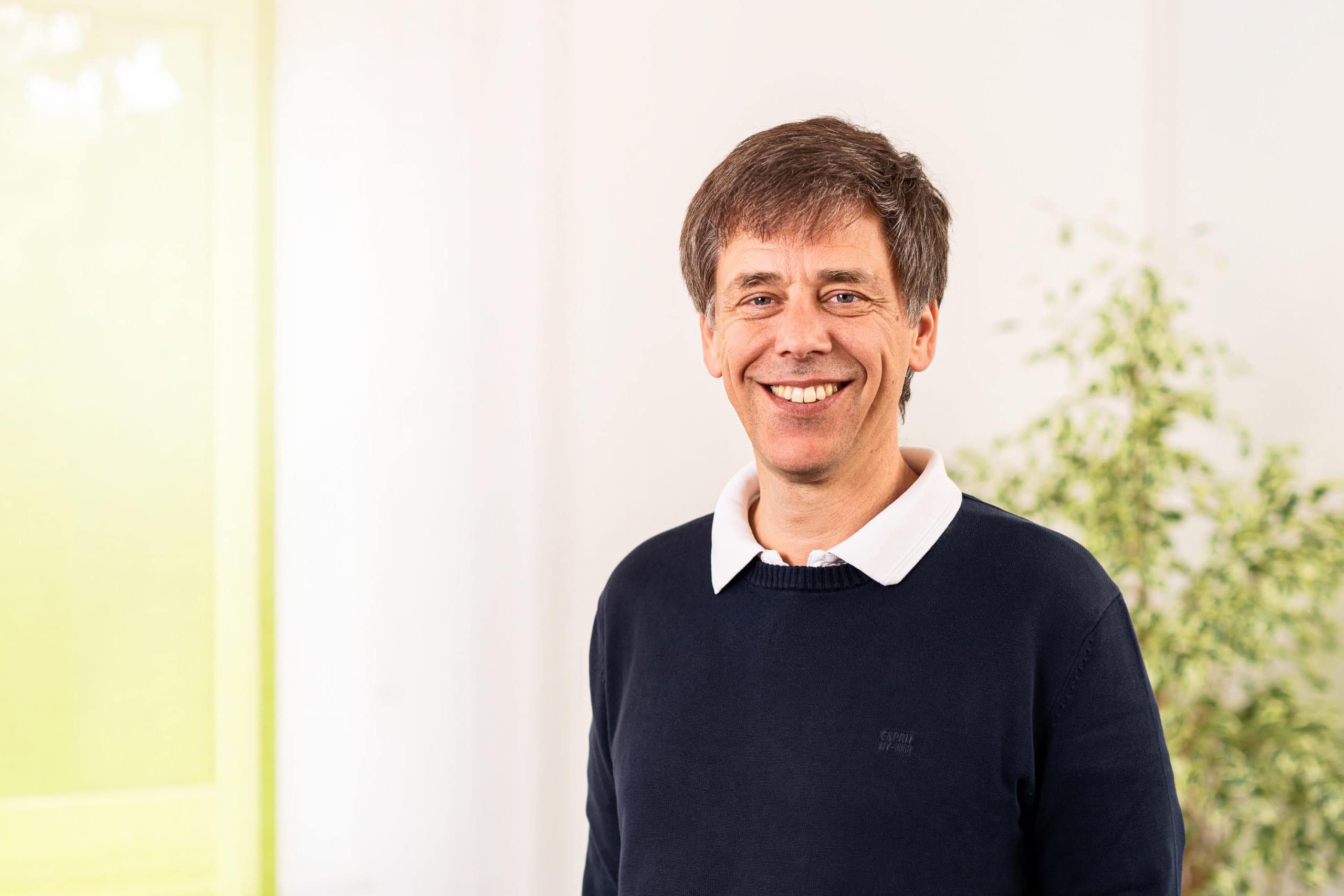 Sympathisches Businessportrait eines Arztes und Inhabers einer Arztpraxis im Teutoburger Wald | Portraitfotograf in der Region Osnabrück Münster Bielefeld für Mitarbeiterfotografie und Teambilder