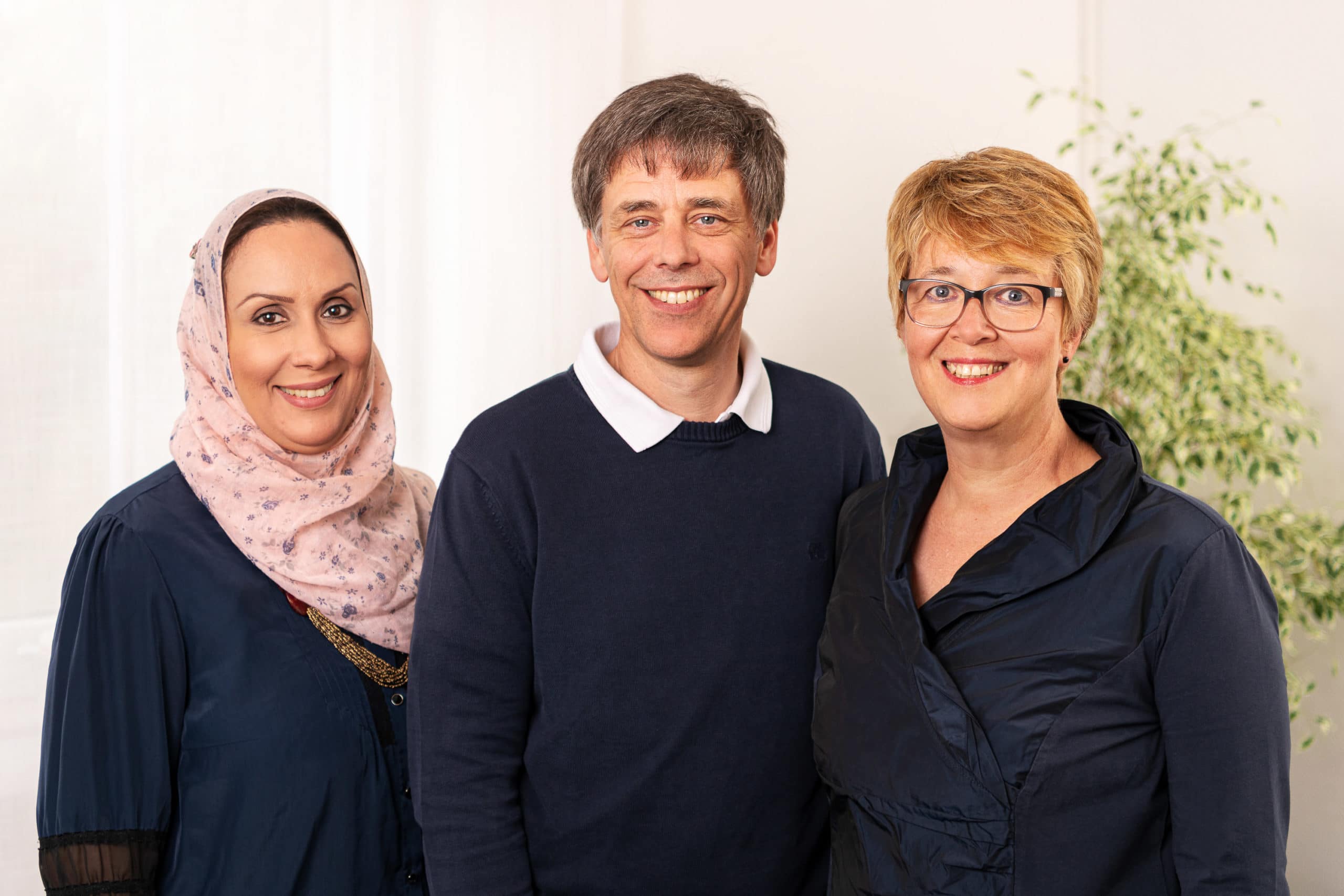 Freundliches Gruppenfoto der Ärzte einer Praxis im Teutoburger Wald | Portraitfotograf in der Region Osnabrück Münster Bielefeld für Mitarbeiterfotografie und Teambilder