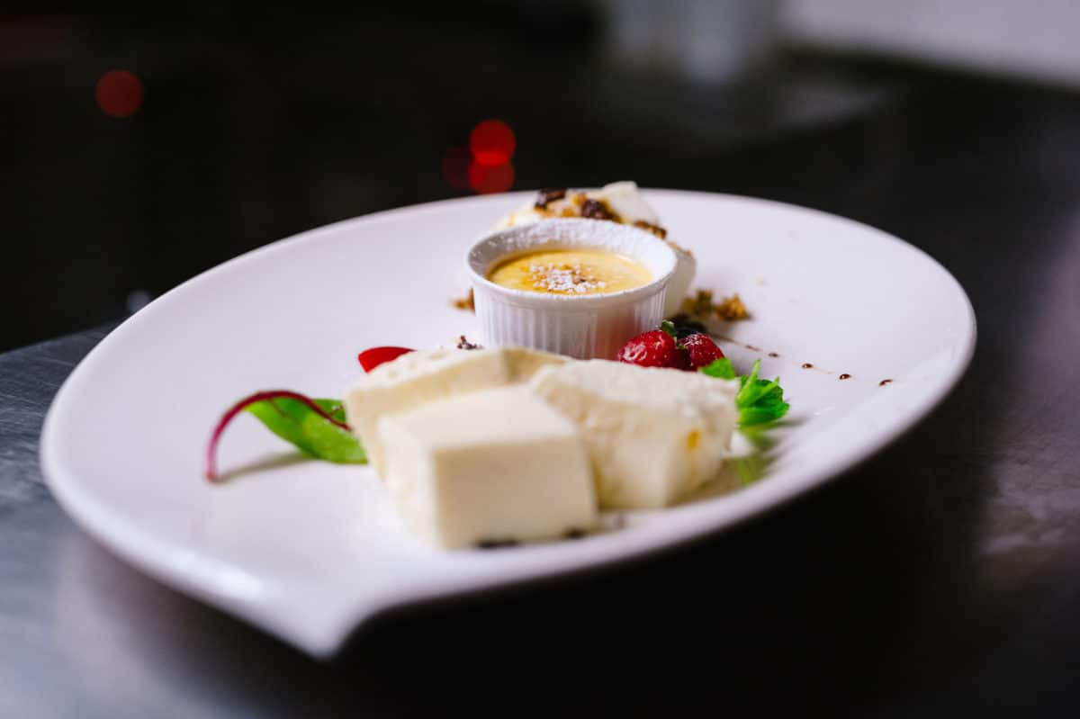 Stimmungsvolle Food Aufnahme eines kunstvoll arrangierten Dessert Tellers | Fotograf in der Region Osnabrück Münster Bielefeld für Foodfotografie