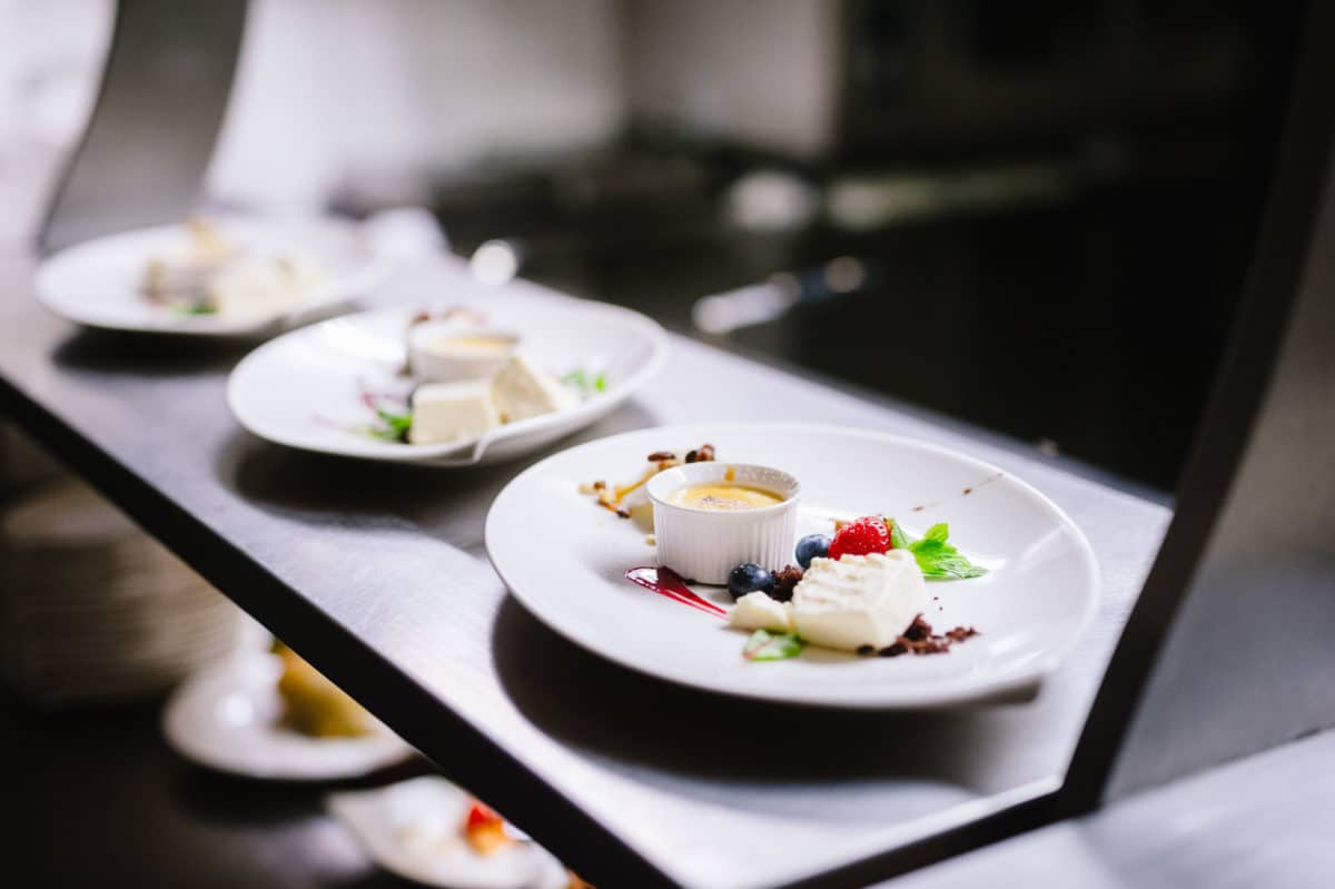 Stimmungsvolle Food Aufnahme mehrerer kunstvoll arrangierter Dessert Teller | Fotograf in der Region Osnabrück Münster Bielefeld für Foodfotografie