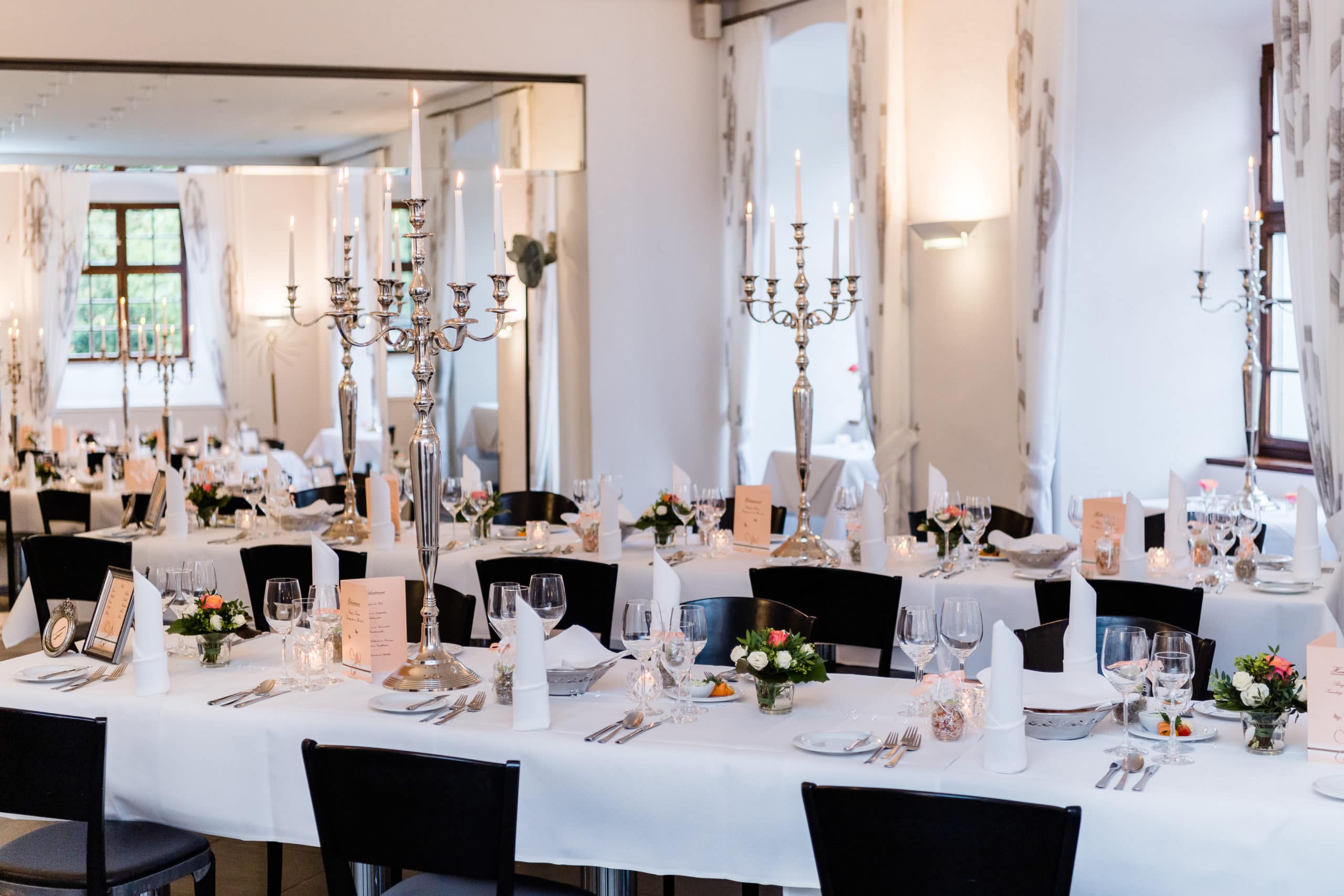 Weitere Aufnahme eines eingedeckten Saals eines luxuriösen Sterne Restaurants | Unternemensfotograf für Interieurfotografie in Osnabrück Münster Bielefeld NRW Niedersachsen und bundesweit