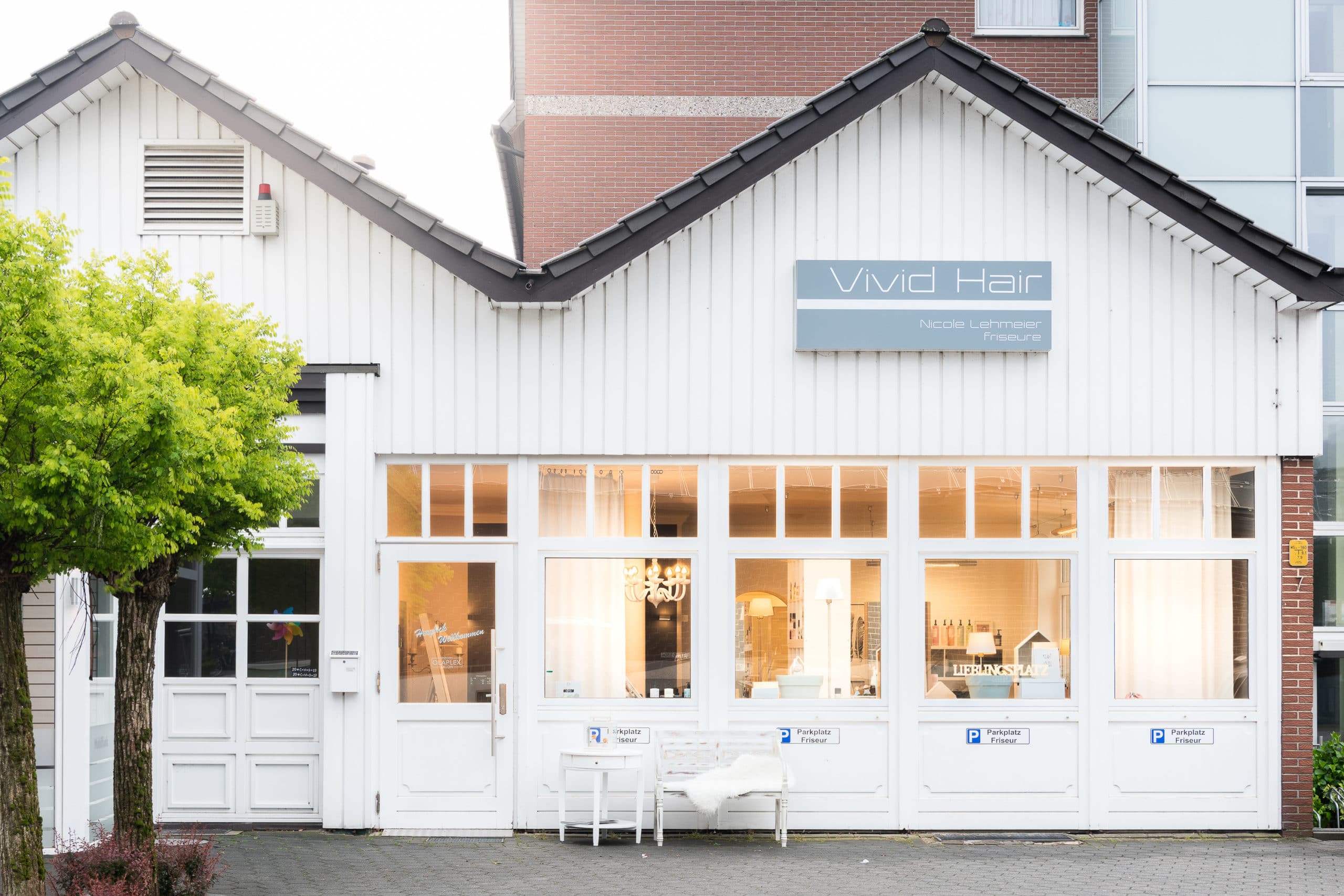 Einladend beleuchtete Außenaufnahme eines Friseur Salons | Architekturfotograf für Unternehmensfotografie in Osnabrück Münster Bielefeld NRW Niedersachsen und bundesweit