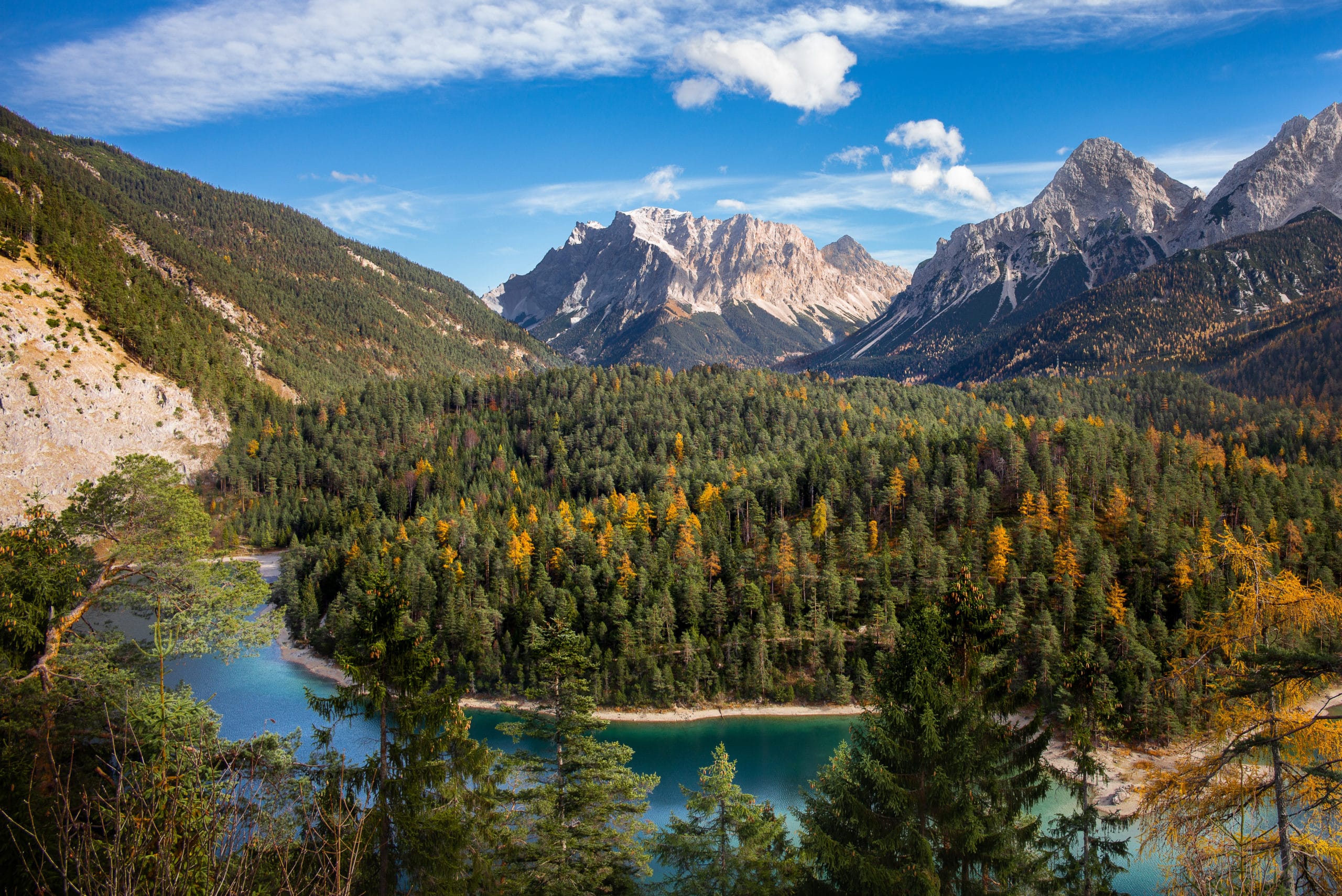 Farbenfrohe Landschaftsaufnahme für Tourismus Marketing in Tirol mit Alpen Landschaft im Hintergrund und Fluss im Vordergrund | Landschaftsfotograf für Tourismusfotografie in Osnabrück Münster Bielefeld NRW Niedersachsen und bundesweit