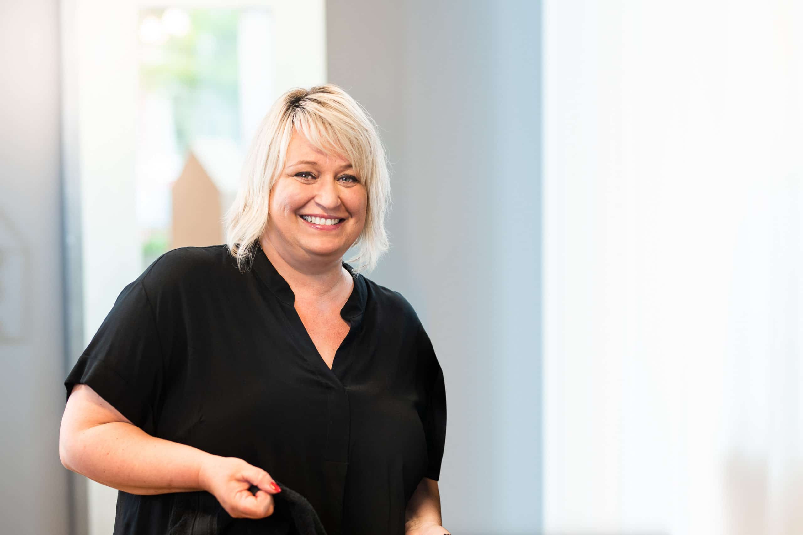 Freundliches Businessportrait der Inhaberin eines Friseur Salons | Portrait-Fotograf in der Region Osnabrück Münster Bielefeld für Unternehmensfotografie