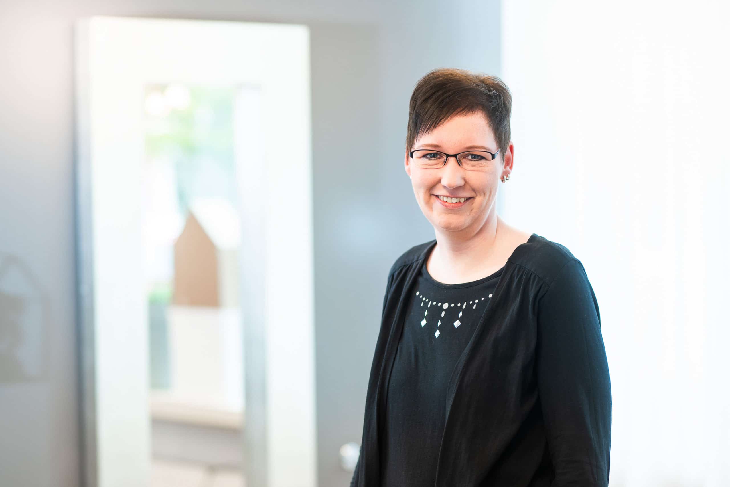 Freundliches Businessportrait einer Mitarbeiterin eines Friseur Salons | Business-Fotograf in der Region Osnabrück Münster Bielefeld für Mitarbeiterfotografie