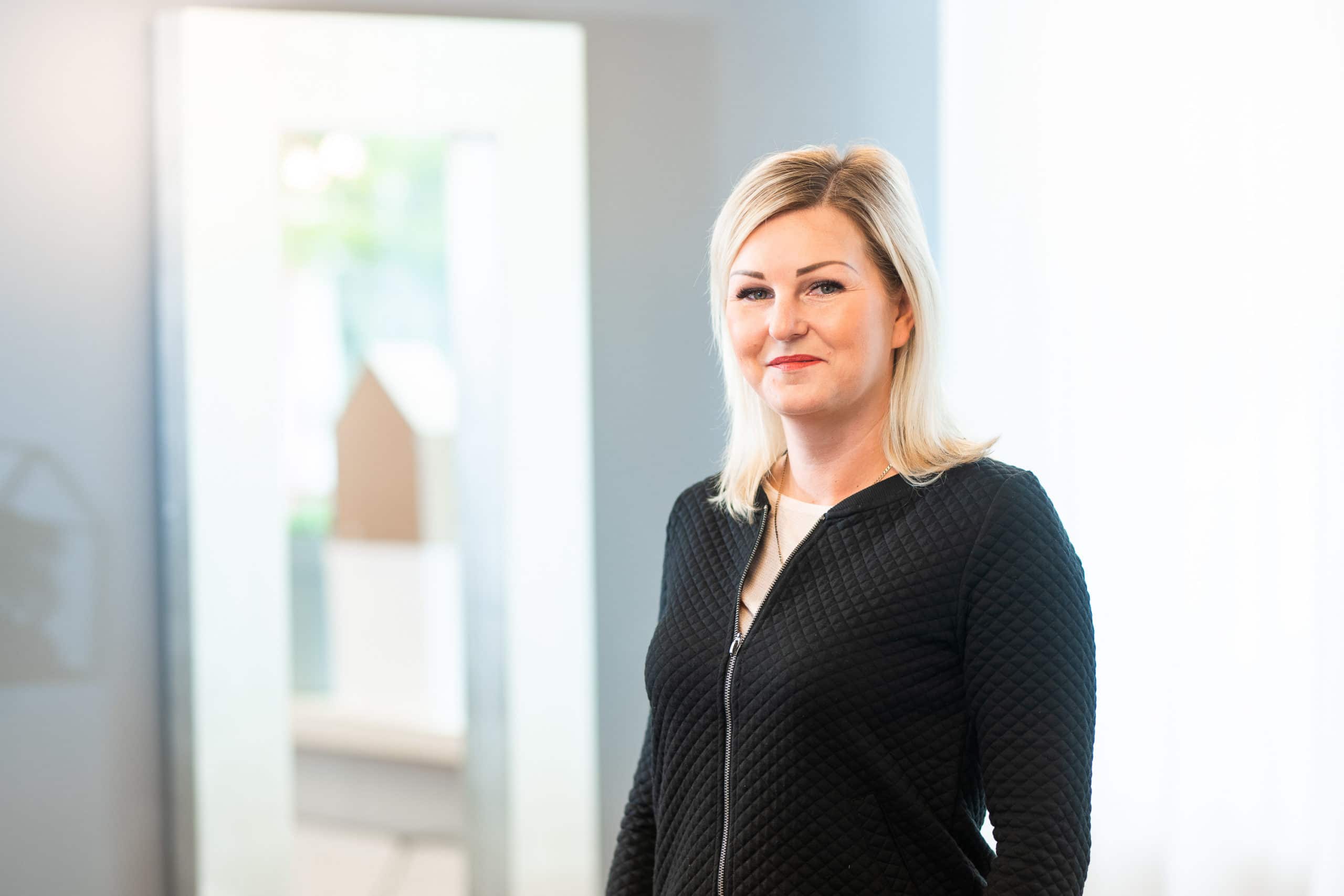 Freundliches Businessportrait einer Mitarbeiterin eines Friseur Salons | Portrait-Fotograf in der Region Osnabrück Münster Bielefeld für Mitarbeiterfotografie