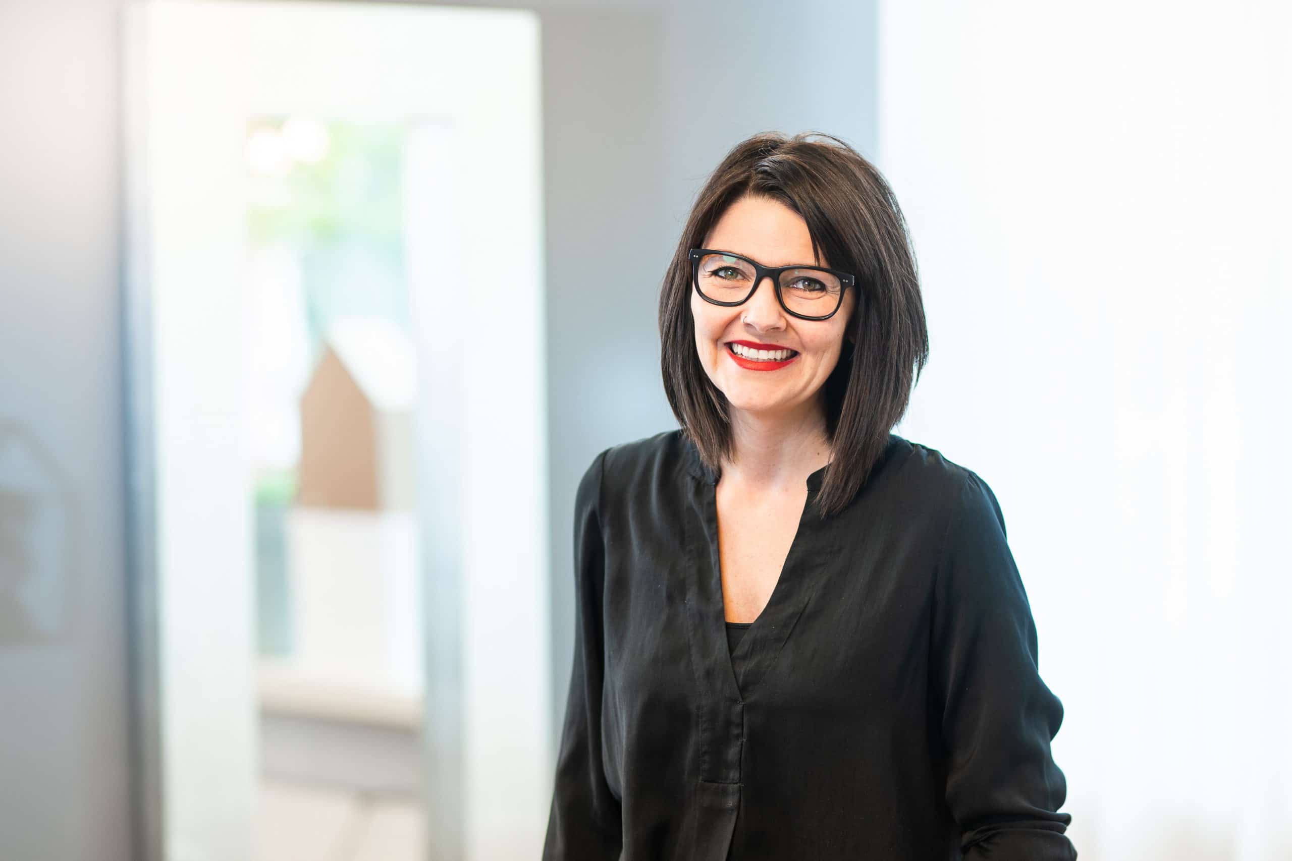 Freundliches Businessportrait einer Mitarbeiterin eines Friseur Salons | Unternehmens-Fotograf in der Region Osnabrück Münster Bielefeld für Mitarbeiterfotografie