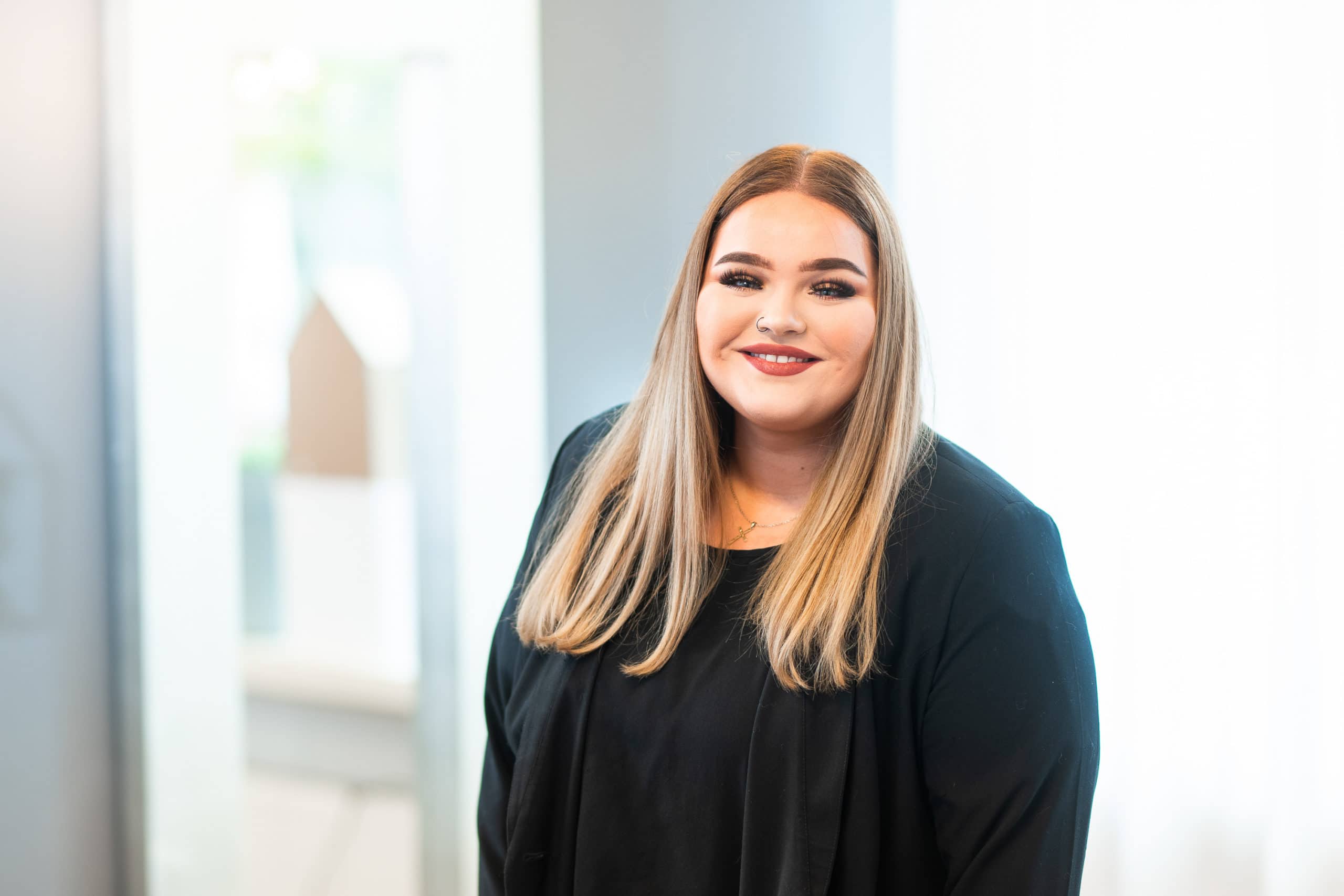 Freundliches Businessportrait einer Mitarbeiterin eines Friseur Salons | Portraitfotograf in der Region Osnabrück Münster Bielefeld für Mitarbeiterfotografie