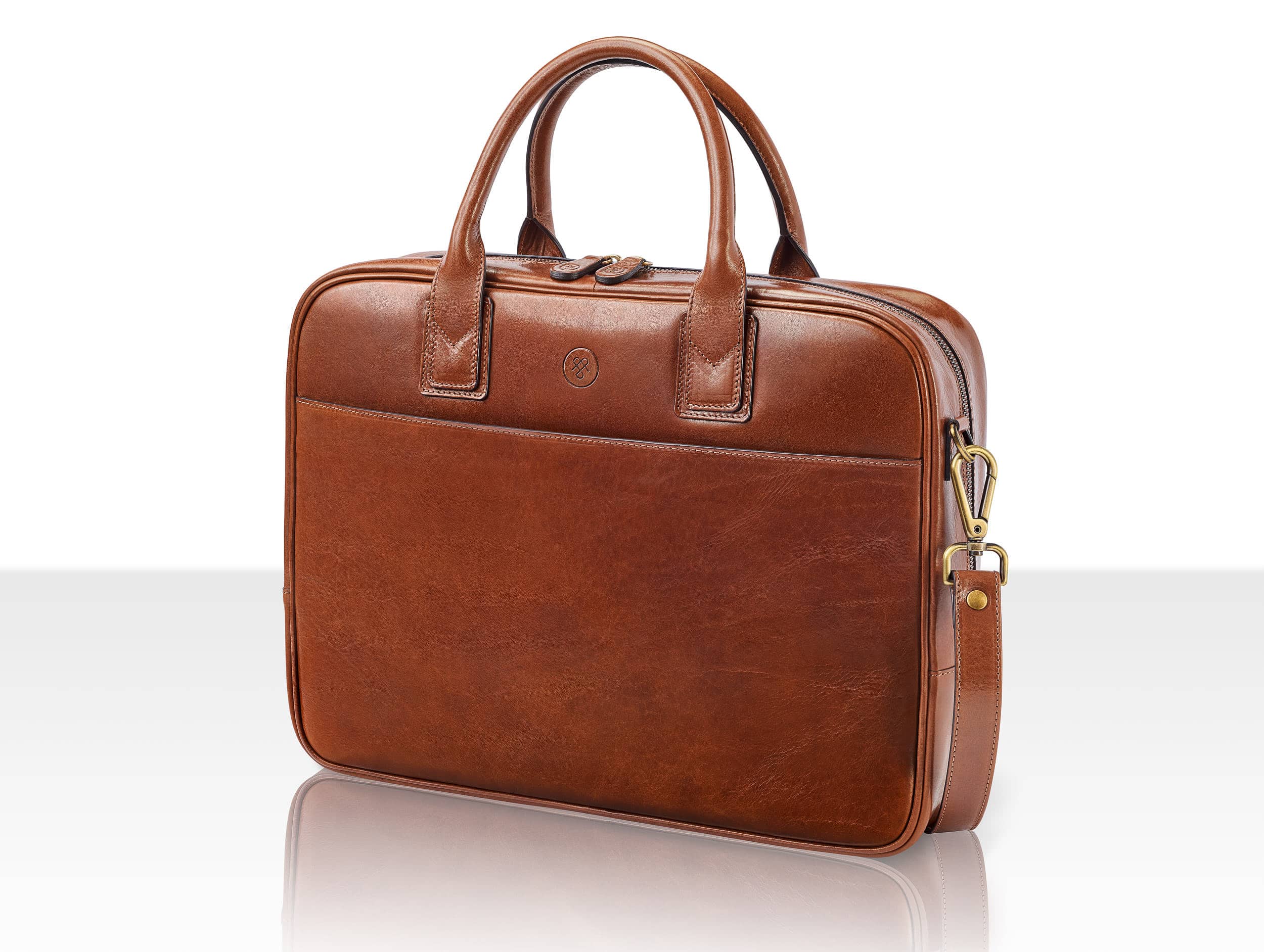 Produktfoto einer hochwertigen Manufaktur Leder Tasche für Herren Freisteller mit Schatten und Spiegelung | Werbefotograf in der Region Osnabrück Münster Bielefeld für Produktfotografie