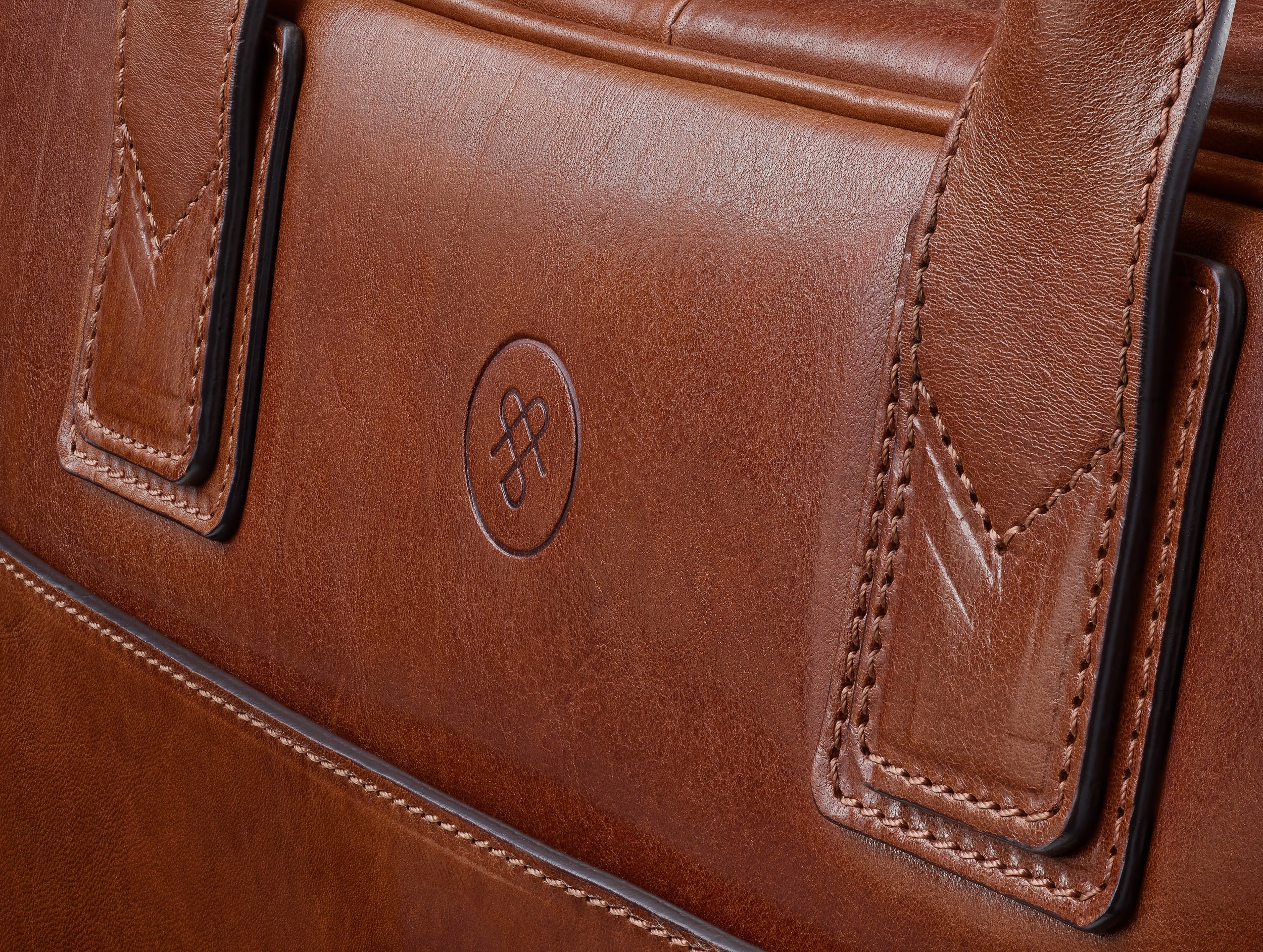 Detailaufnahme einer hochwertigen Manufaktur Leder Tasche für Herren um die hohe Qualität des Leders und der Verarbeitung darzustellen | Werbefotograf in der Region Osnabrück Münster Bielefeld für Produktfotografie