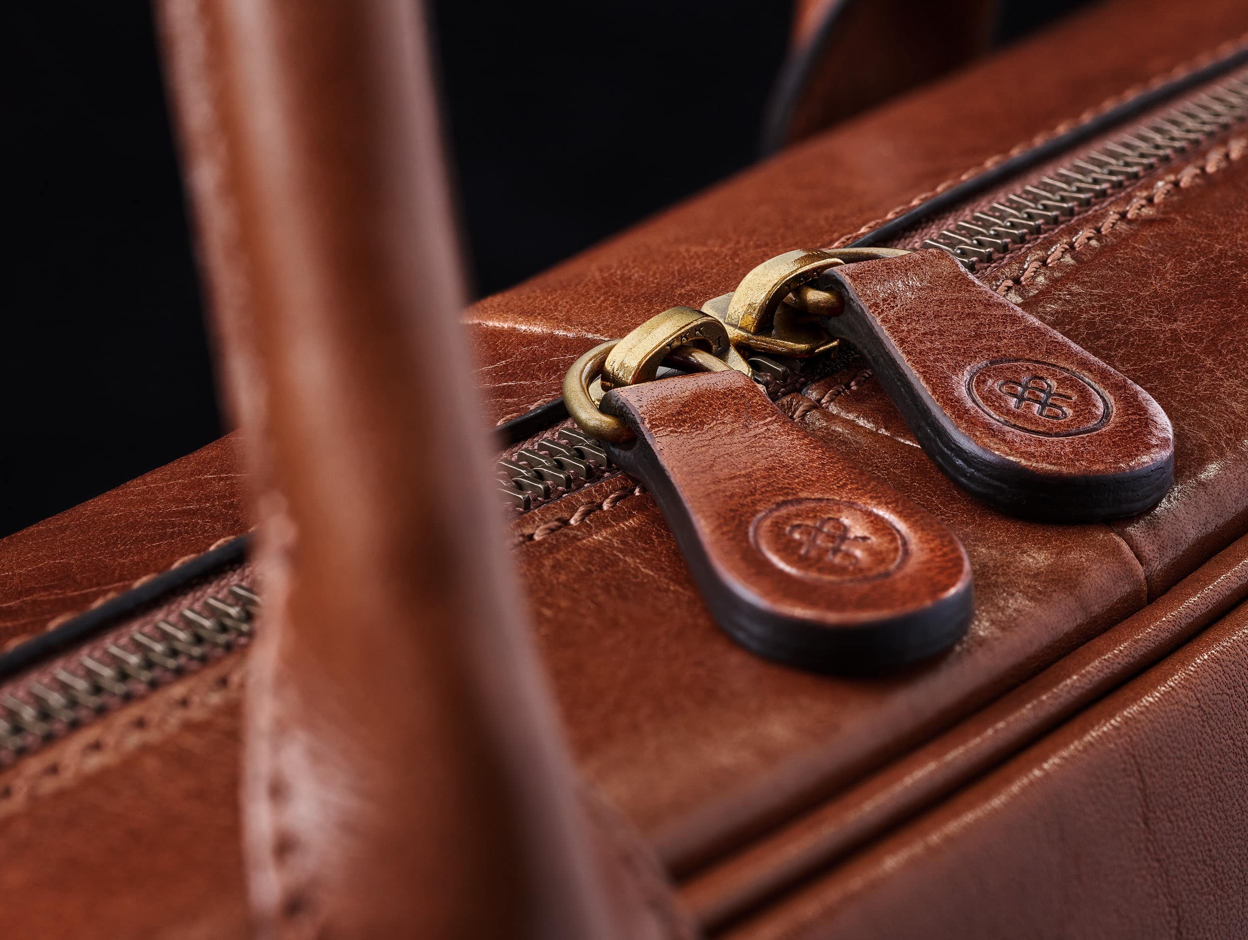 Detailaufnahme einer hochwertigen Manufaktur Leder Tasche für Herren um die hohe Qualität des Reißverschlüsse und der Verarbeitung darzustellen | Werbefotograf in der Region Osnabrück Münster Bielefeld für Produktfotografie