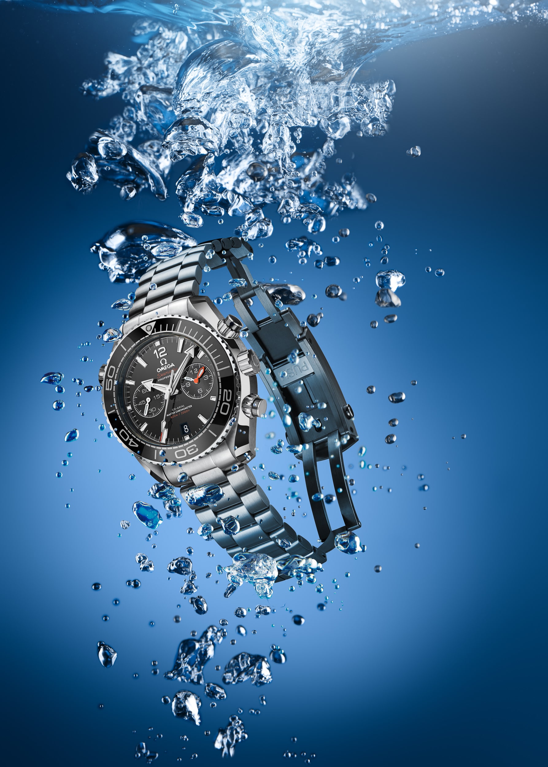 Werbeaufnahme einer Omega Planet Ocean Chronograph 600m Taucheruhr beim Eintauchen unter Wasser | Fotograf in der Region Osnabrück Münster Bielefeld für Werbefotografie