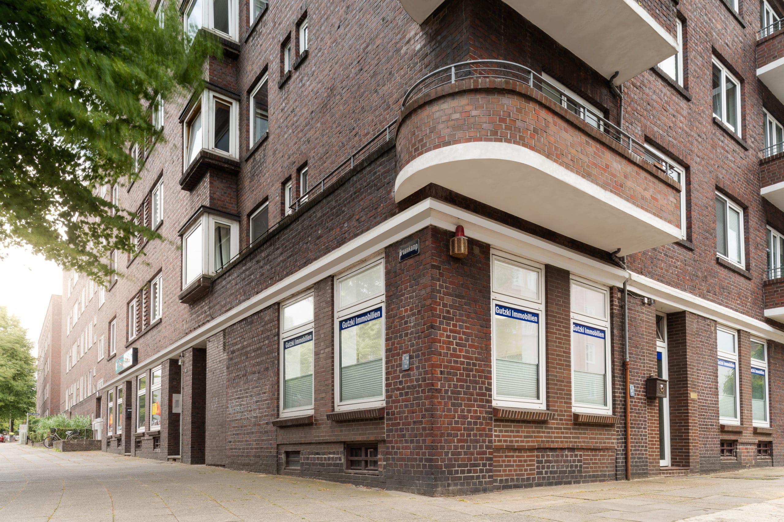Zweiseitige Außenaufnahme eines Unternehmens für Immobilien Verwaltung in Hamburg | Fotograf in der Region Osnabrück Münster Bielefeld für Unternehmensfotografie