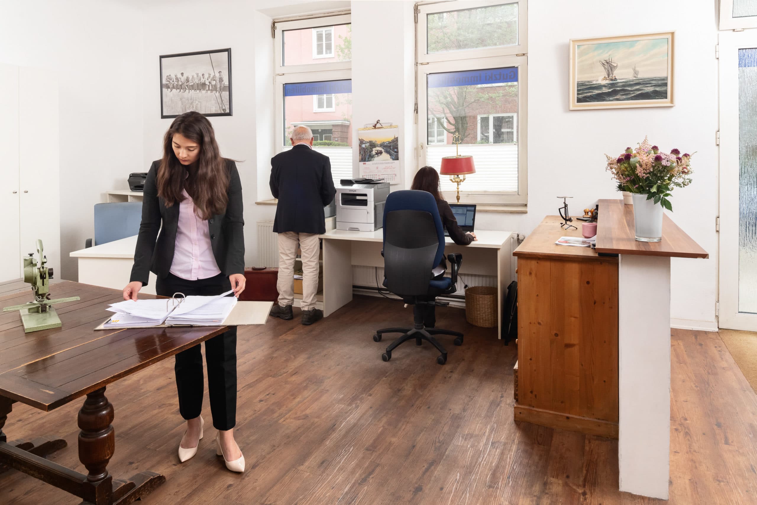 Sympathische Imageaufnahme eines Hamburger Familienunternehmens für Immobilien bei der Arbeit im Büro | Unternemensfotograf für Imagefotografie in Osnabrück Münster Bielefeld NRW Niedersachsen und bundesweit