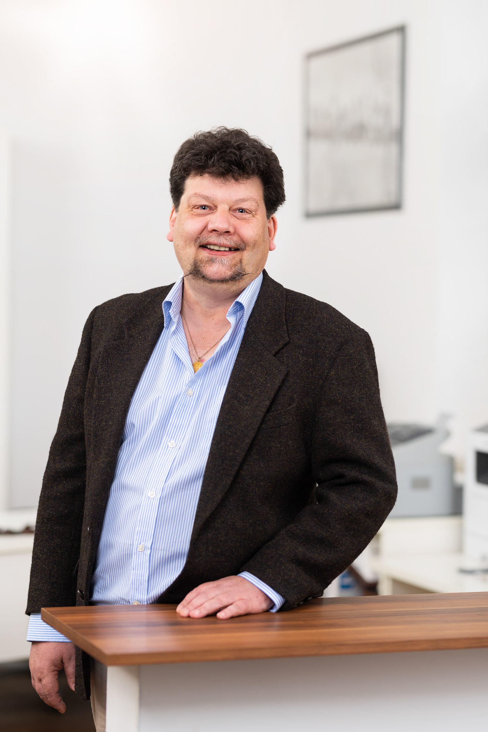 Helles Business Portrait des Inhabers einer Hamburger Immobilien Verwaltung | Business-Fotograf in der Region Osnabrück Münster Bielefeld für Unternehmensfotografie