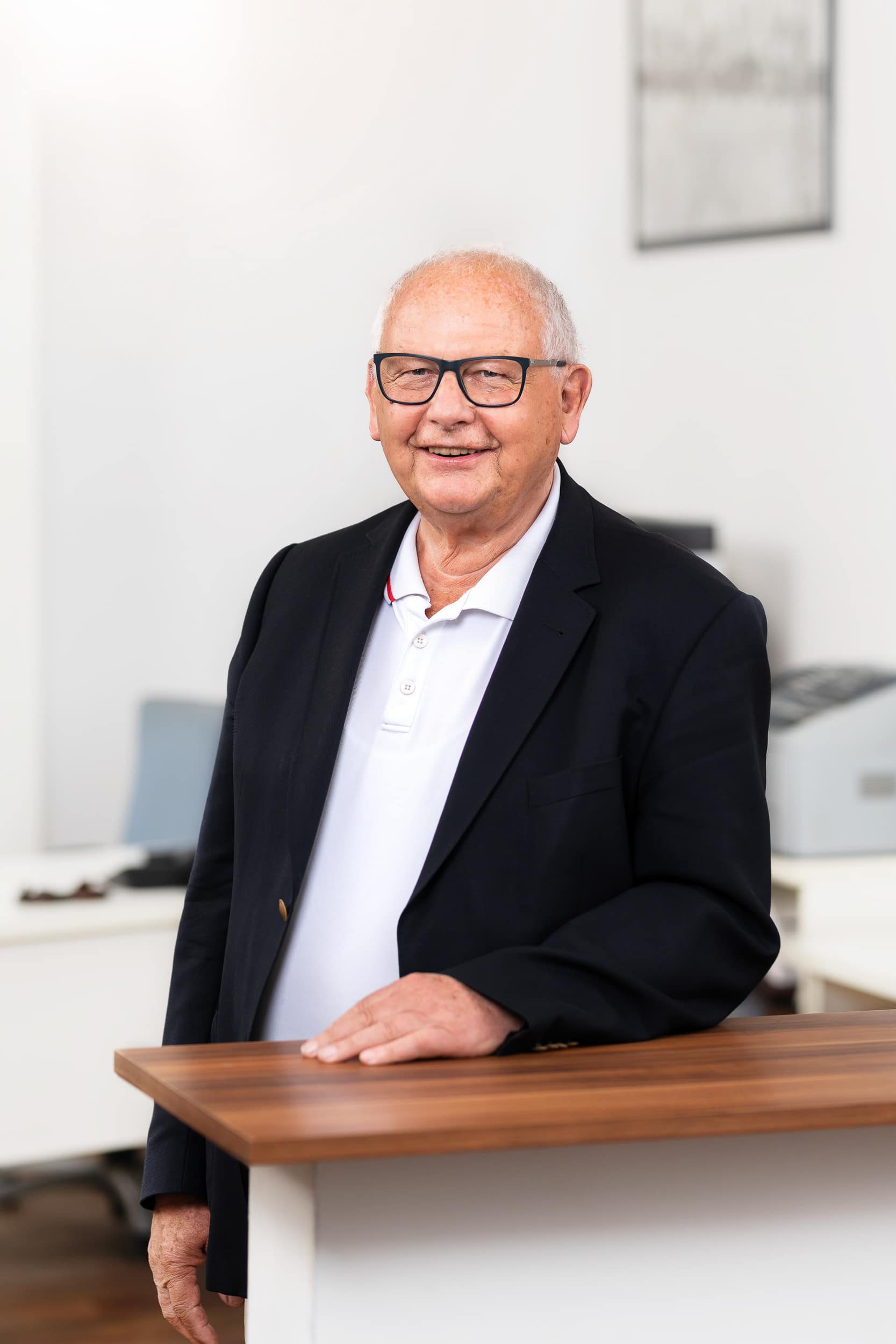 Freundliches Business Portrait des Gründers eines Immobilienunternehmens in Hamburg | Werbefotograf in der Region Osnabrück Münster Bielefeld für Unternehmensfotografie