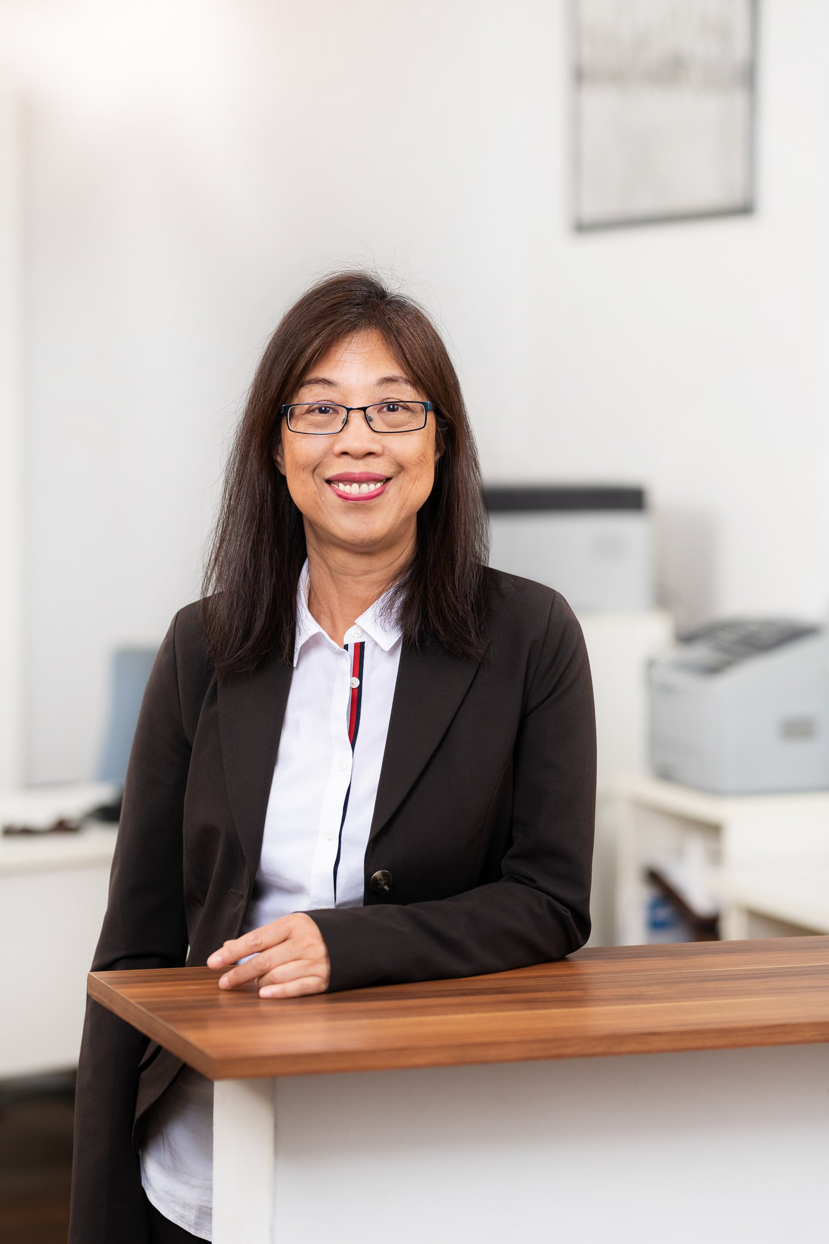 Freundliches Business Portrait einer Angestellten eines Immobilienunternehmens Makler in Hamburg | Portraitfotograf in der Region Osnabrück Münster Bielefeld für Unternehmensfotografie