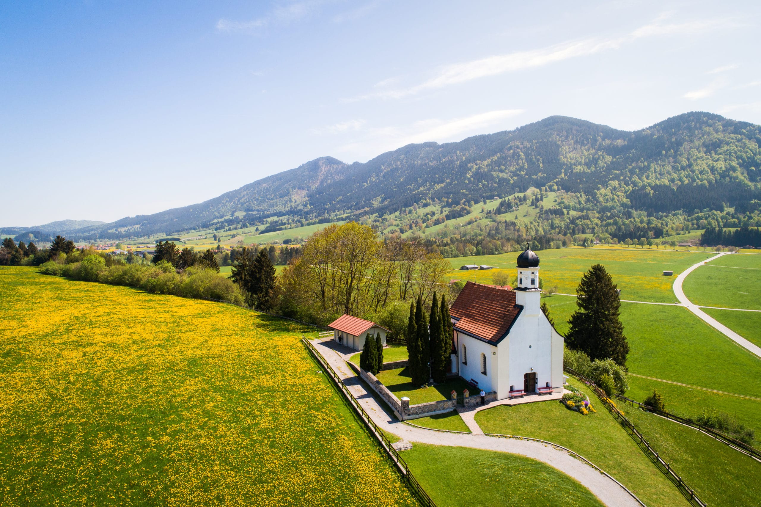 Luftaufnahme einer kleinen Kapelle für Tourismus Zwecke mit der Drohne | Werbefotograf in der Region Osnabrück Münster Bielefeld für Luftaufnahmen und Drohnenfotografie