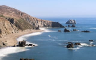 Die Küste von Sonoma County in Kalifornien mit samtig weichem Wasser dank Langzeitbelichtung