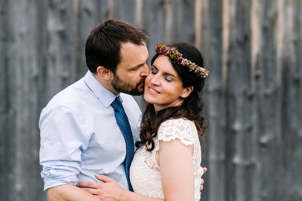 16-hochzeitsfotograf-osnabrück-münster-bielefeld-moritz-fähse-hochzeitsfoto-vor-holzhütte Hochzeitsfotograf Bielefeld - Hochzeitsfoto vor Holzhütte