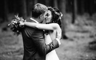 Hochzeitsfotograf Osnabrück Münster Bielefeld Moritz Fähse | Fotoshooting im Wald mit Brautpaar auf einer Lichtung