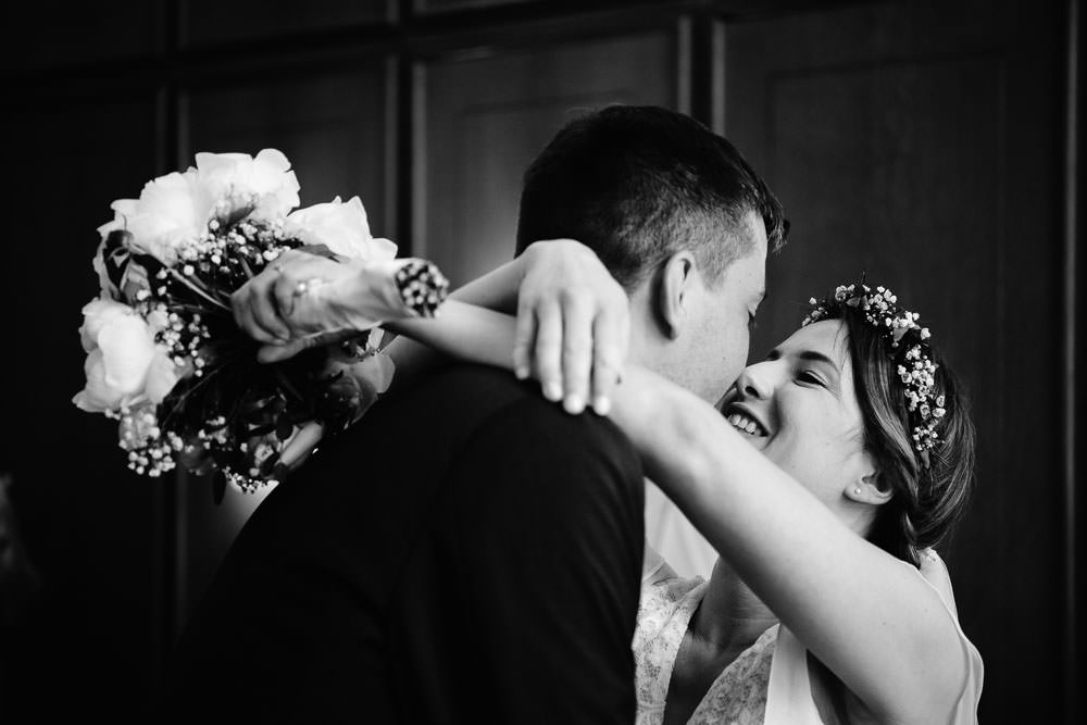 Brautpaar beim Kuss in der Stadtwaage Osnabrück während der standesamtlichen Trauung (in Corona Zeiten) | Hochzeitsfotograf Osnabrück Moritz Fähse