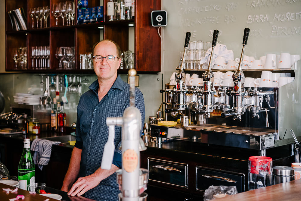 Maikel, Inhaber vom Café und Weinlokal Il Paradison in Osnabrück in seiner Bar
