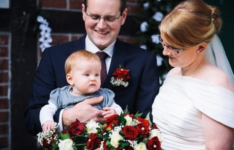 Hochzeitsfotograf Osnabrück, Portrait von der Hochzeitsreportage von Vera und Sven Hochzeitsfoto mit Baby vor der Taufe