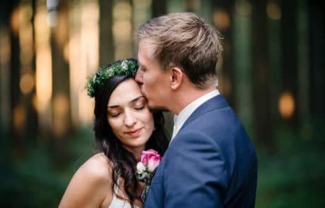Hochzeitsfoto vom Brautpaar Sümi und Janosch im Wald | Hochzeitsfotograf Osnabrück
