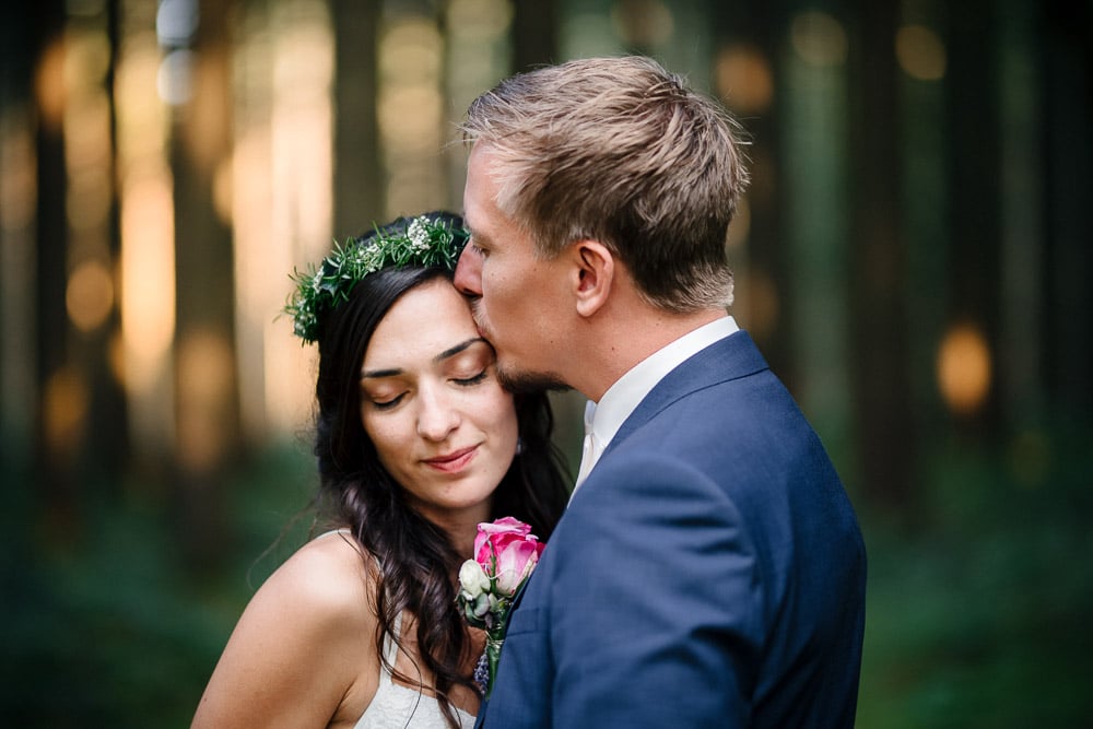 Hochzeitsfoto vom Brautpaar Sümi und Janosch im Wald | Hochzeitsfotograf Osnabrück
