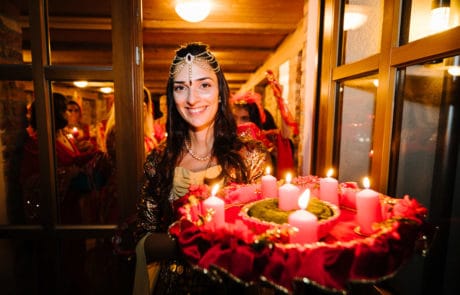 Zukünftige Braut am Henna Abend vor der Hochzeit mit Kerzenlicht