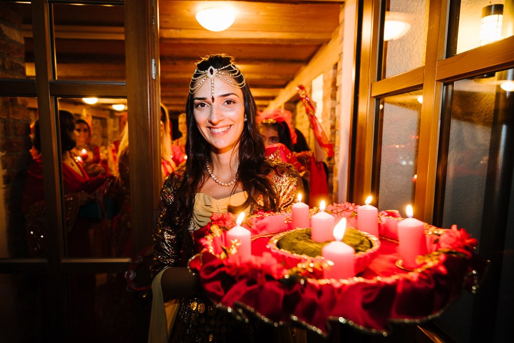 Zukünftige Braut am Henna Abend vor der Hochzeit mit Kerzenlicht