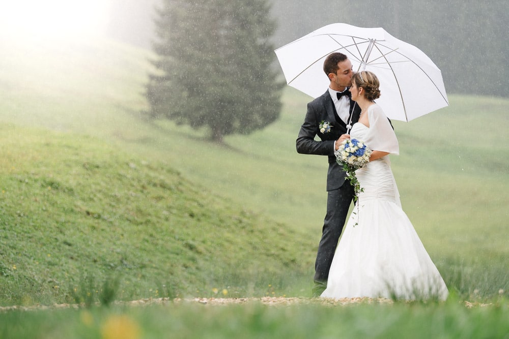 Hochzeitsfoto von Nicole und Sascha auf einem Weg im Allgäu im Regen