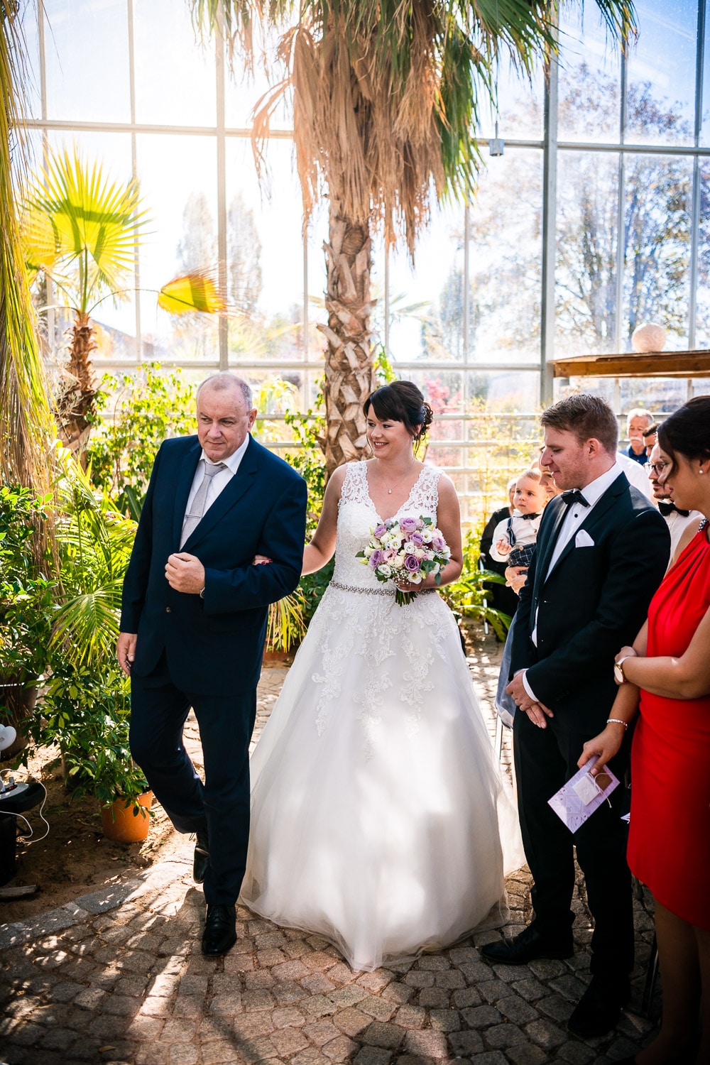 Hochzeitsreportage NRW, Braut wird vom Vater zur Trauung geführt