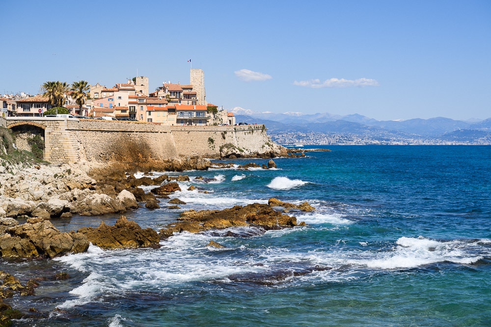 Foto der Mittelmeerküste bei Cannes, Provence im Sommer