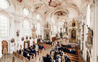 Kirchliche Trauung - Foto von der Empore mit Übersicht über die ganze Hochzeitsgesellschaft