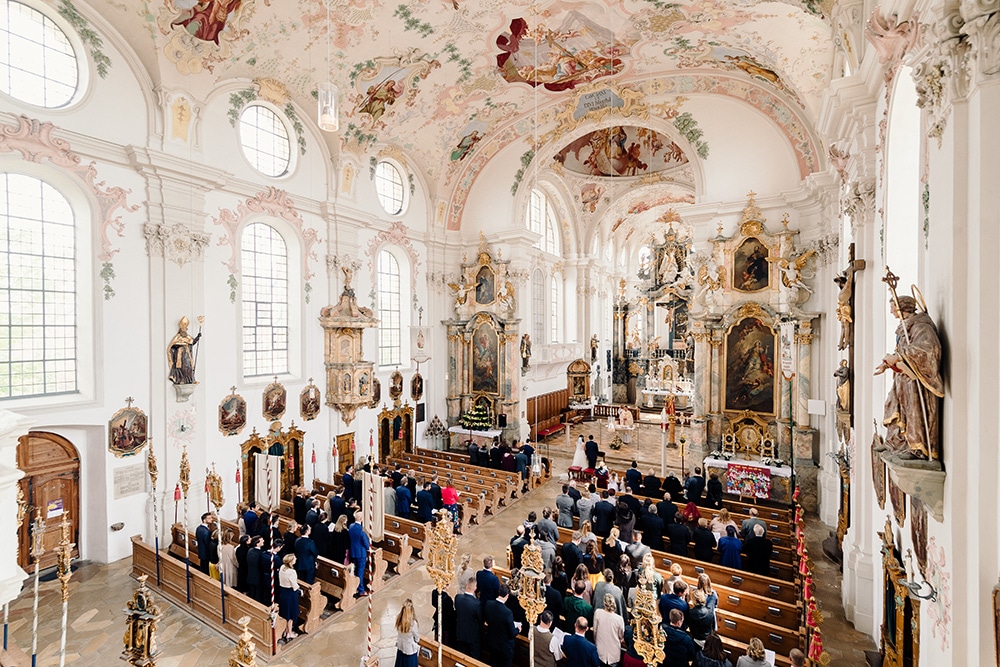 Kirchliche Trauung - Foto von der Empore mit Übersicht über die ganze Hochzeitsgesellschaft